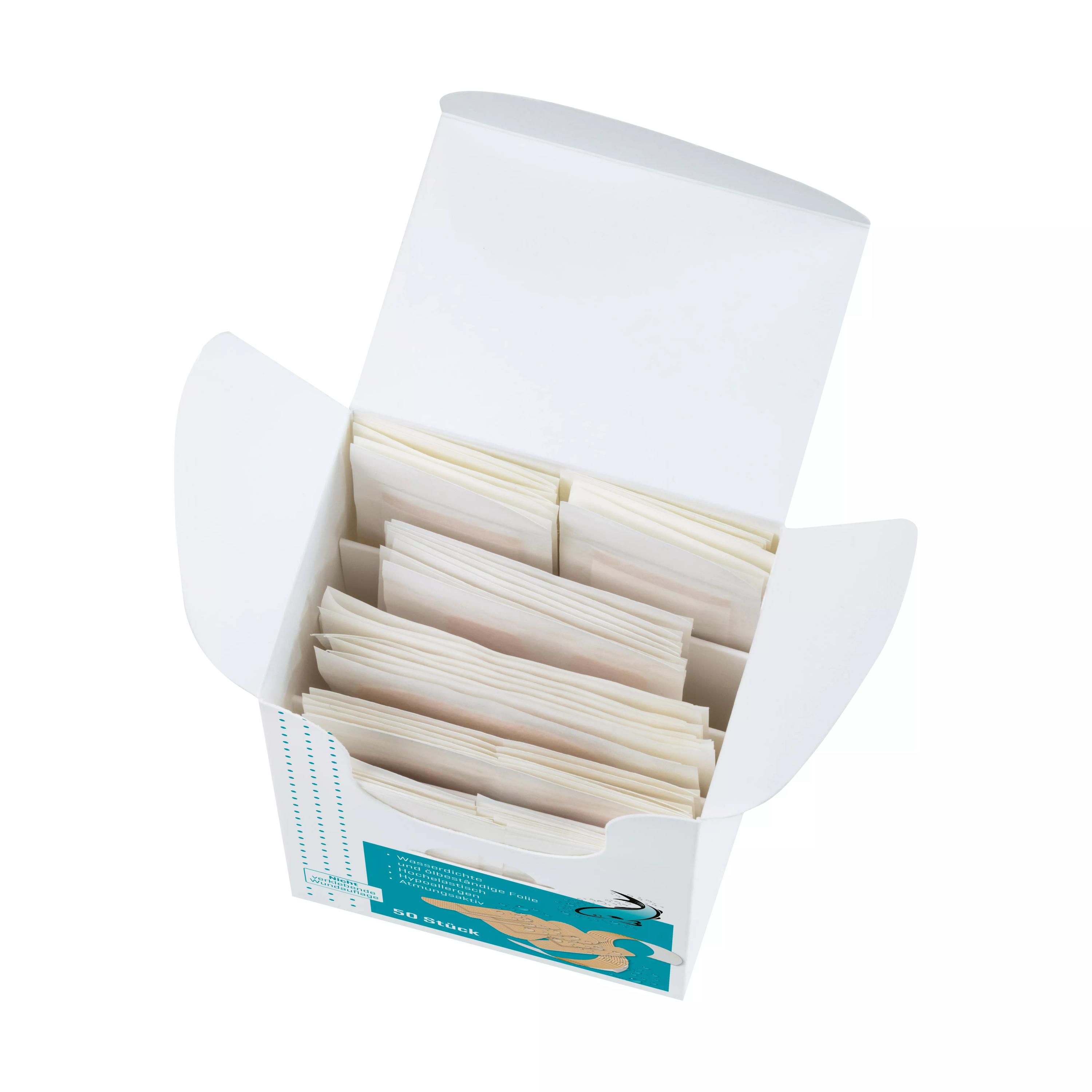 Eine geöffnete Schachtel Weroplast® AquaFlex Pflaster - Perfect Mix mit mehreren beigen, wasserdichten und flexiblen Einzelverpackungen.