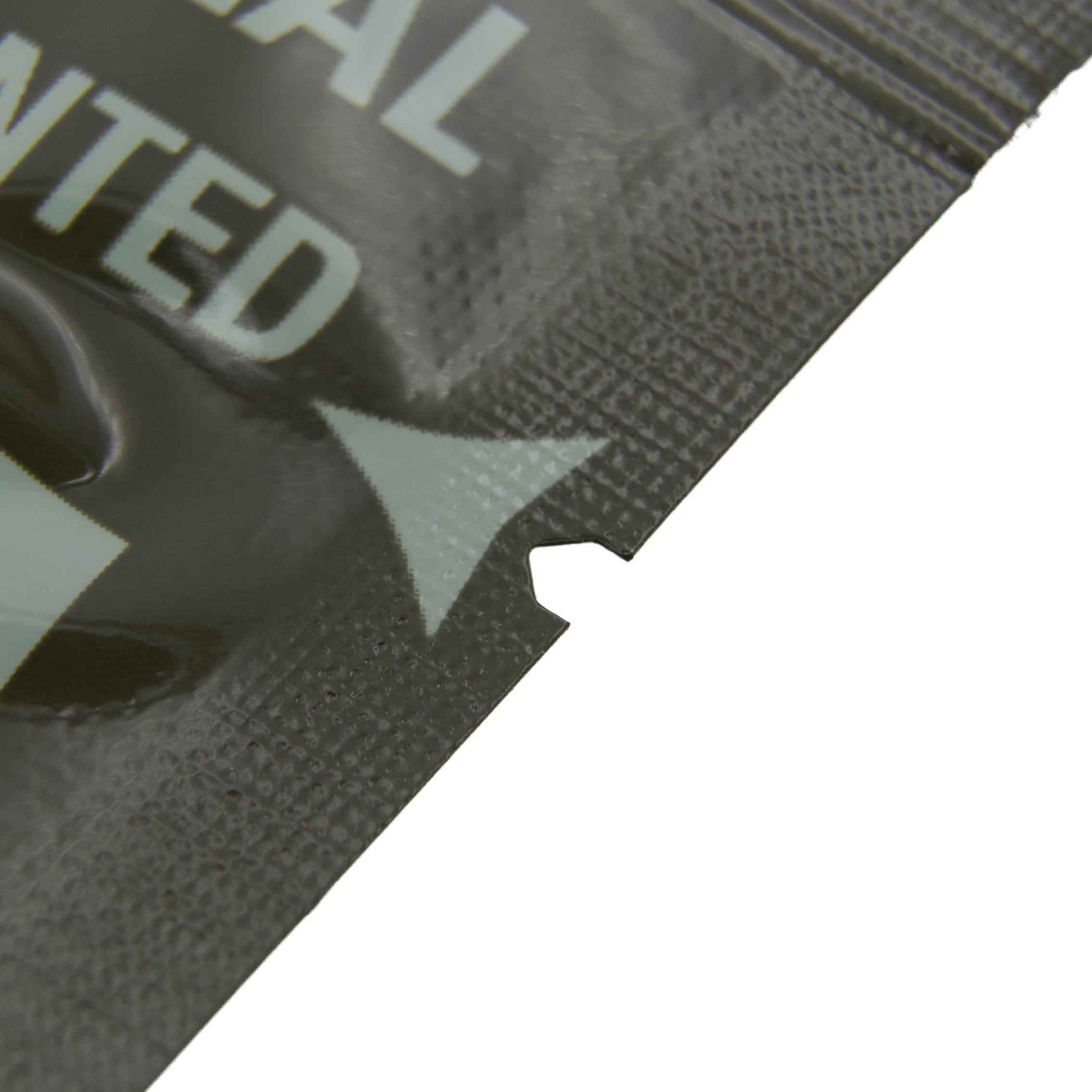 Schwarze, glänzende Einzelverpackung des Beacon™ Chest Seal - vented, mit versiegeltem Tab und sichtbarer, dreieckiger Öffnung am oberen Rand.