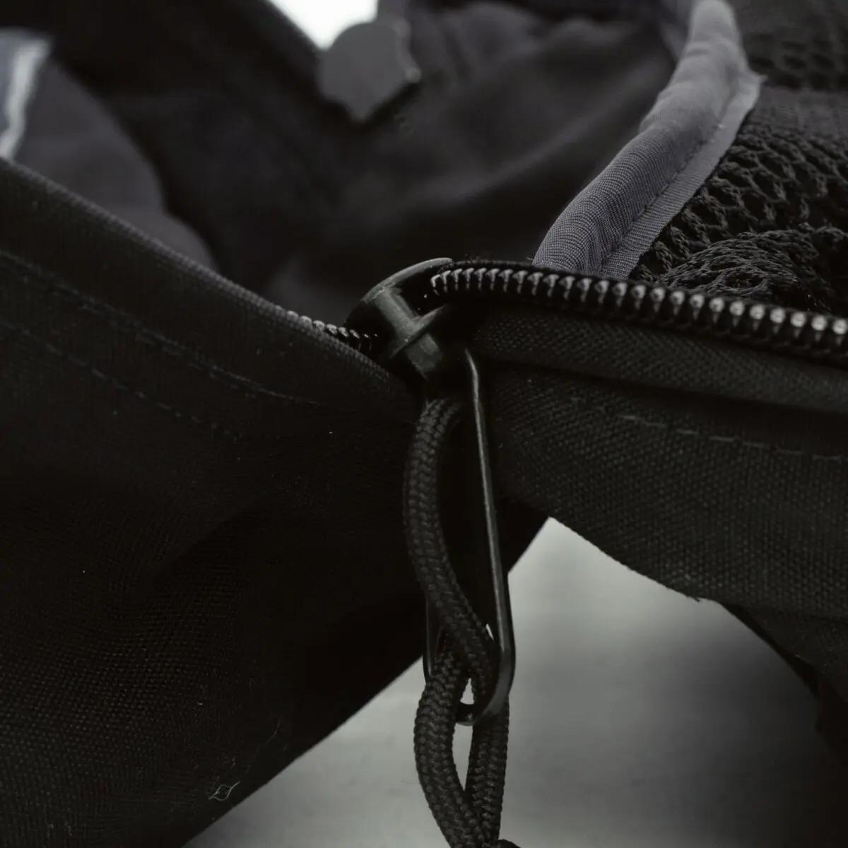 Nahaufnahme eines YKK-Reißverschlusses am PARAMEDYK® Notfallrucksack - Schwarz mit schwarzer Kordel, original CORDURA 1100dtex Material und ITW NEXUS Elementen.