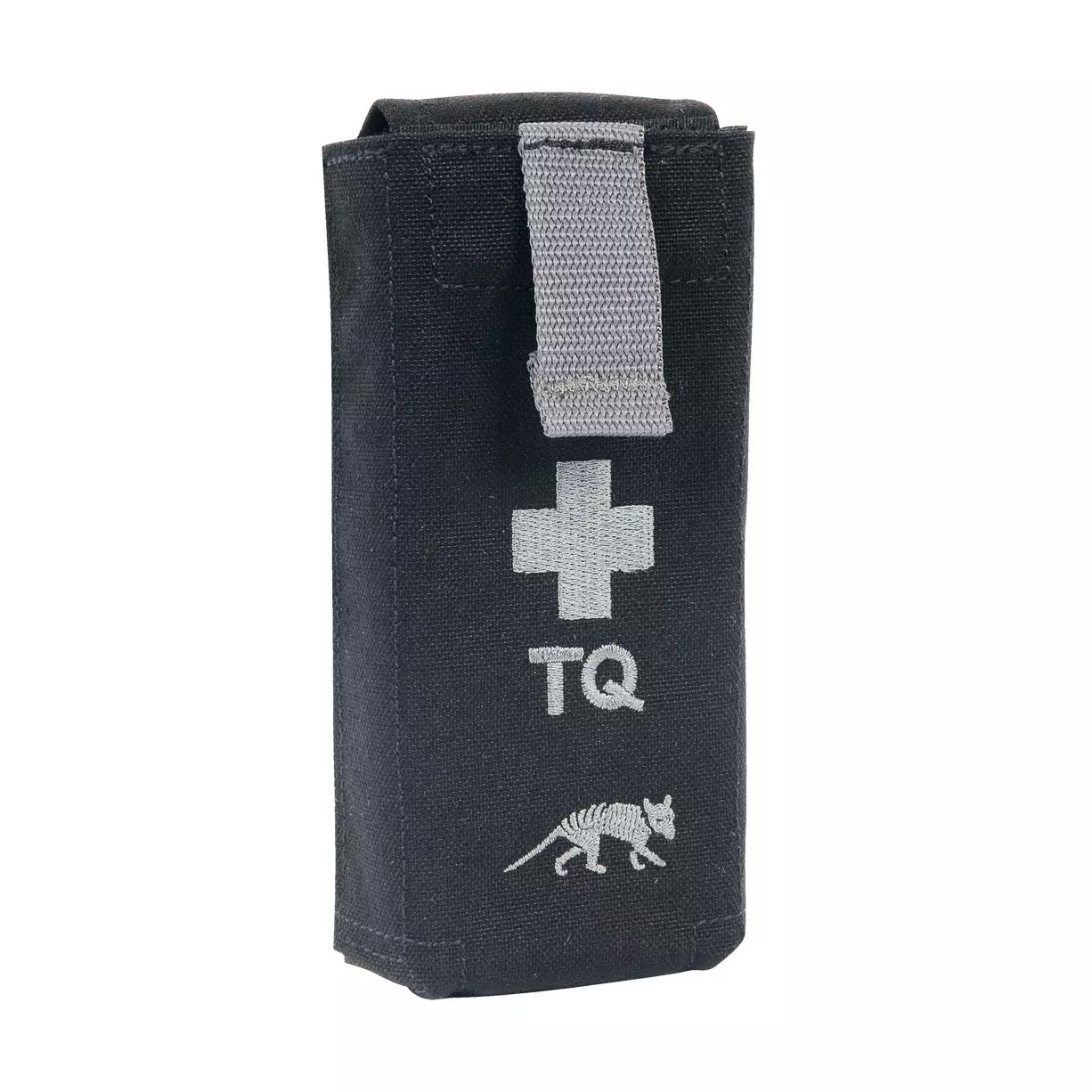 Schwarze TT Tourniquet Pouch II in vertikaler Ausrichtung mit weißem Kreuz, TQ-Aufschrift und Tragelasche am oberen Rand.