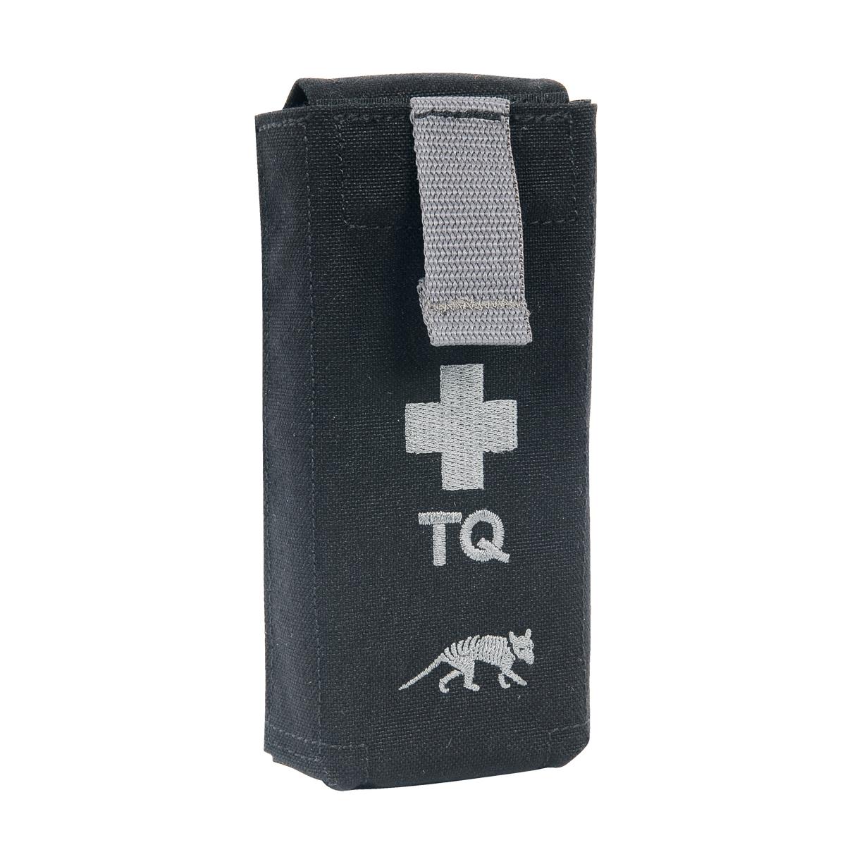 Schwarze TT Tourniquet Pouch II in vertikaler Ausrichtung mit weißem Kreuz, TQ-Aufschrift und Tragelasche am oberen Rand.