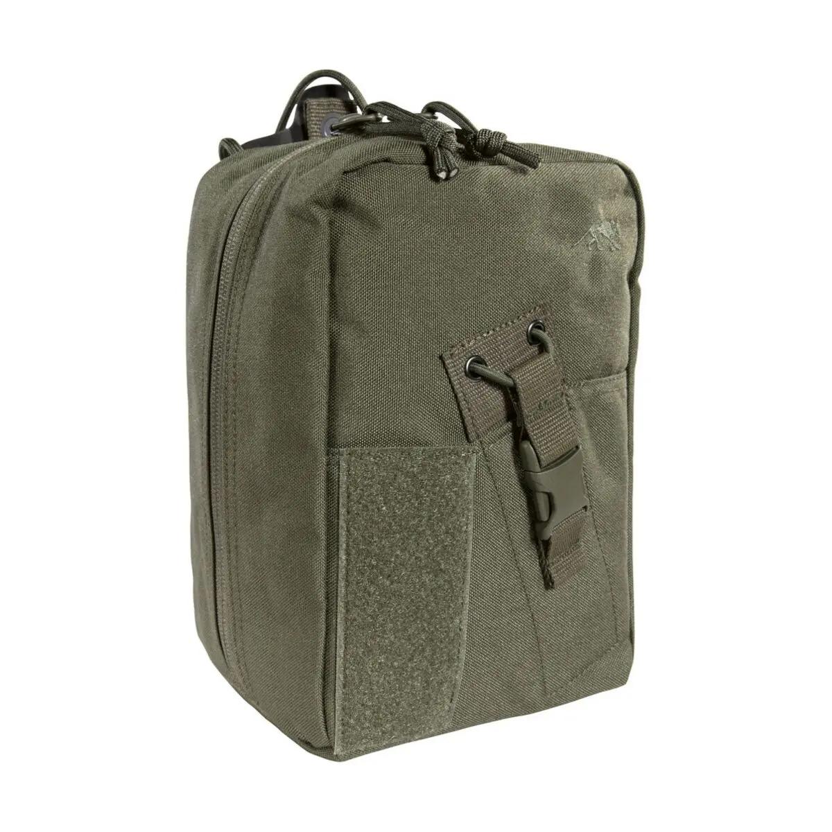Dunkelgrüne TT Base Medic Pouch MKII mit rechteckiger Form, mehreren Fronttaschen, Zipper und zwei verstellbaren Riemen samt Metallschnalle.