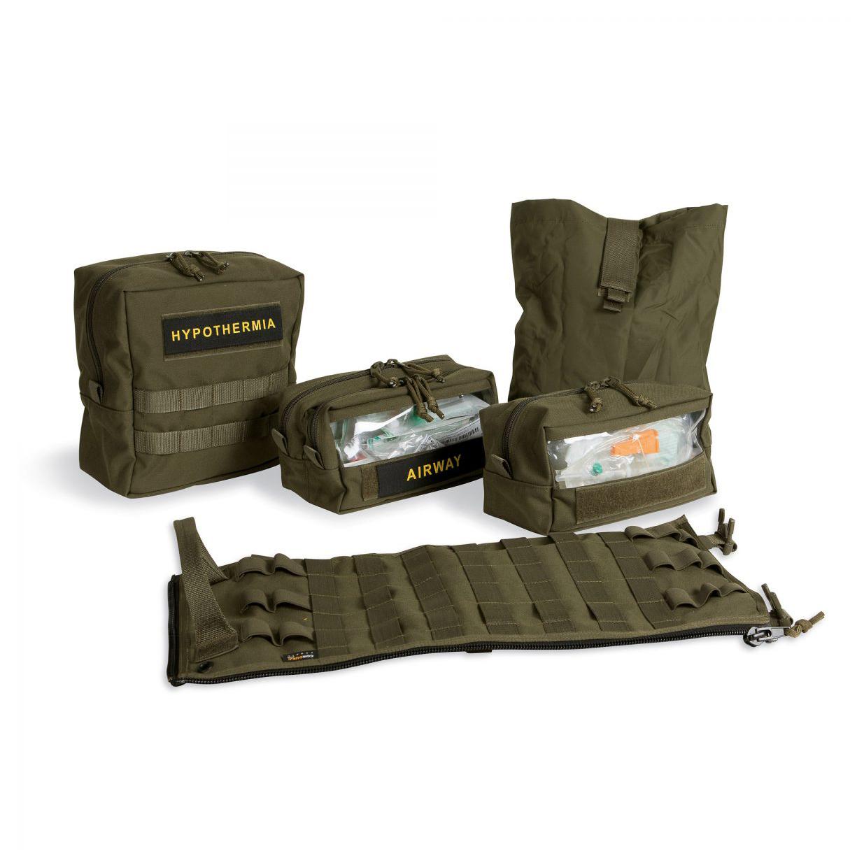 Fünf unterschiedlich große TT Medic Transporter Taschen aus olivgrünem CORDURA® 700 den, teils mit Sichtfenster, Tragegriff und Beschriftungen.
