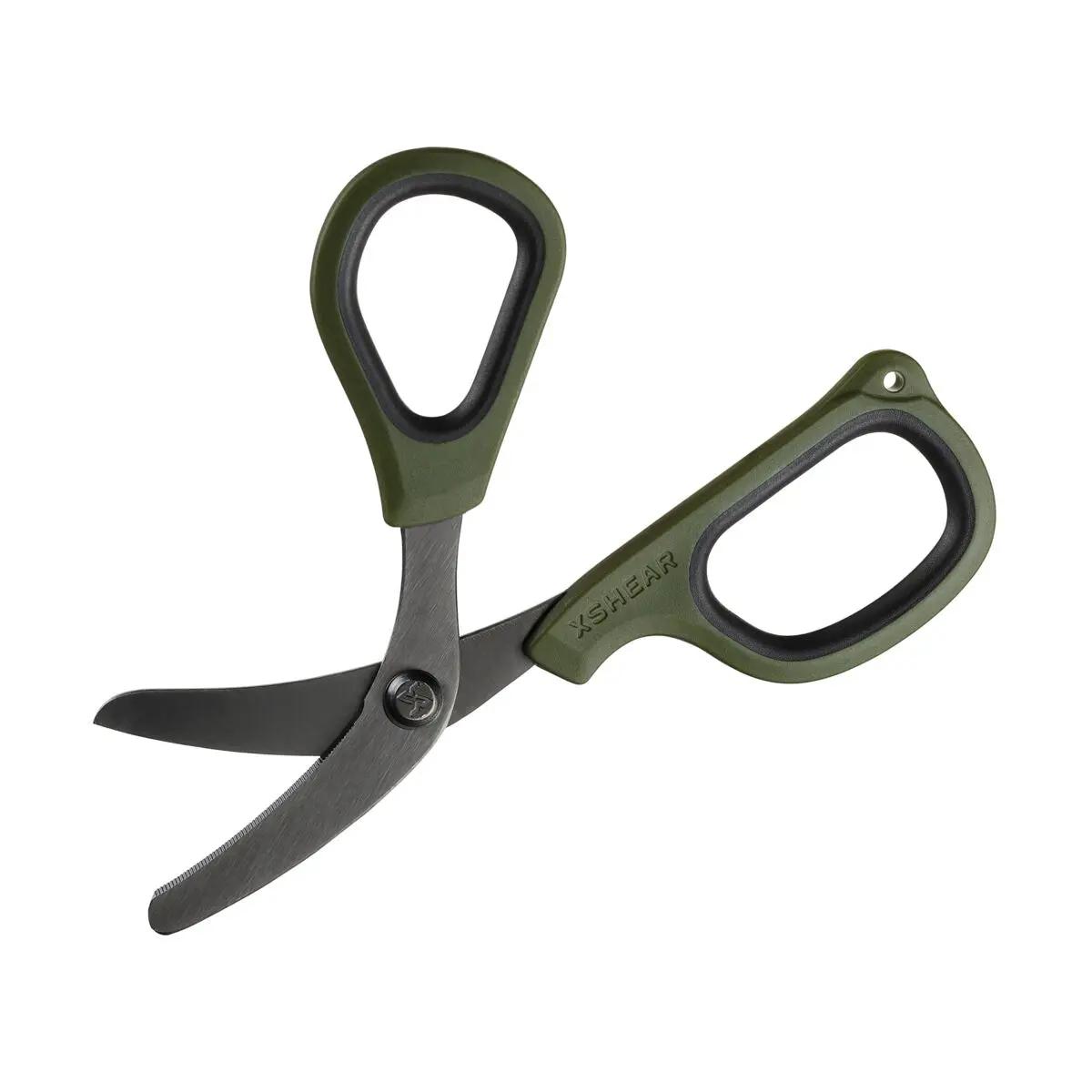 Eine XSHEAR® Mini Traumaschere - Oliv mit ergonomischem Griff, kompaktem, leichtem Design und gebogenen silbernen Klingen, geöffnet dargestellt.