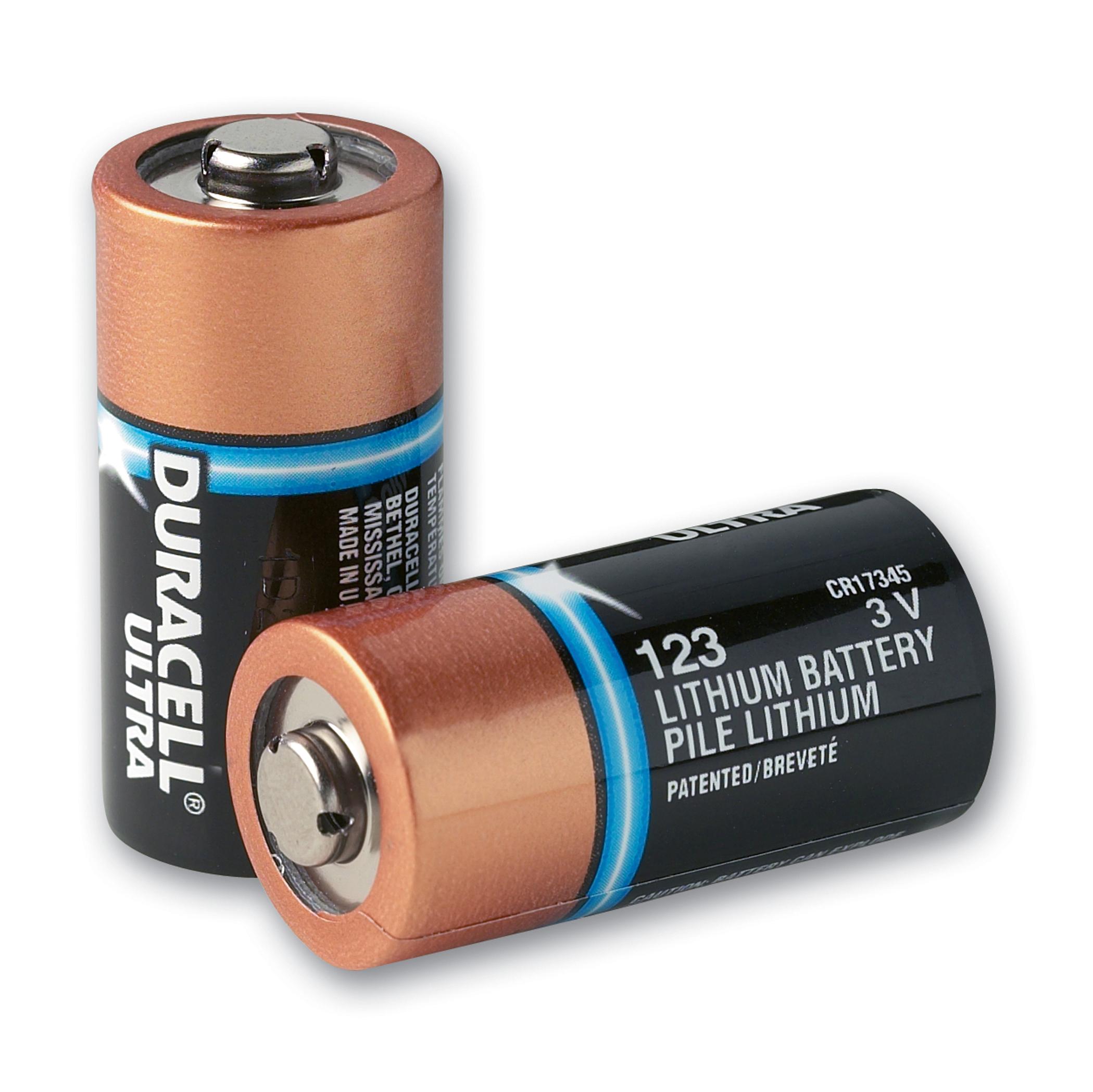Zwei Duracell Lithium-Batterien für ZOLL AED Plus stehen aufrecht, zeigen ihre Kupfer-Oberflächen und gut lesbare Beschriftungen.
