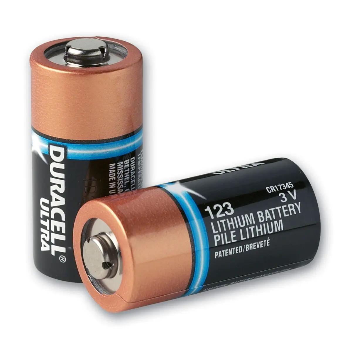 Zwei Duracell Lithium-Batterien für ZOLL AED Plus stehen aufrecht, zeigen ihre Kupfer-Oberflächen und gut lesbare Beschriftungen.