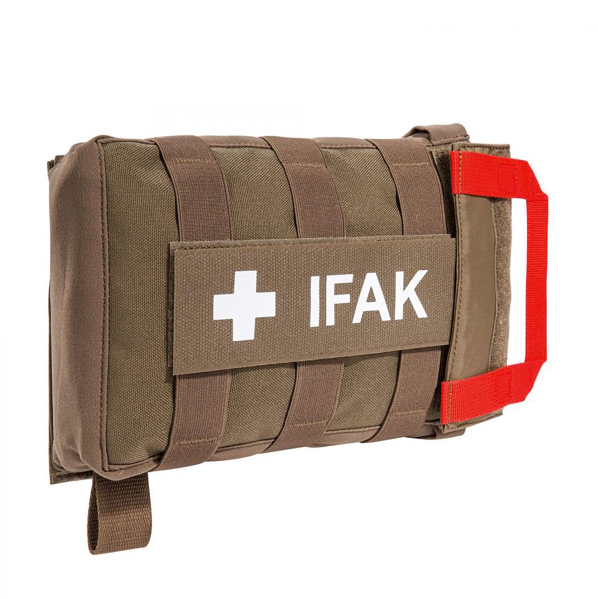 Rechteckige TT IFAK Pouch VL - Coyote mit weißem Kreuz, rotem Griff und MOLLE-Flauschklett-Adapter auf der Front stehend.