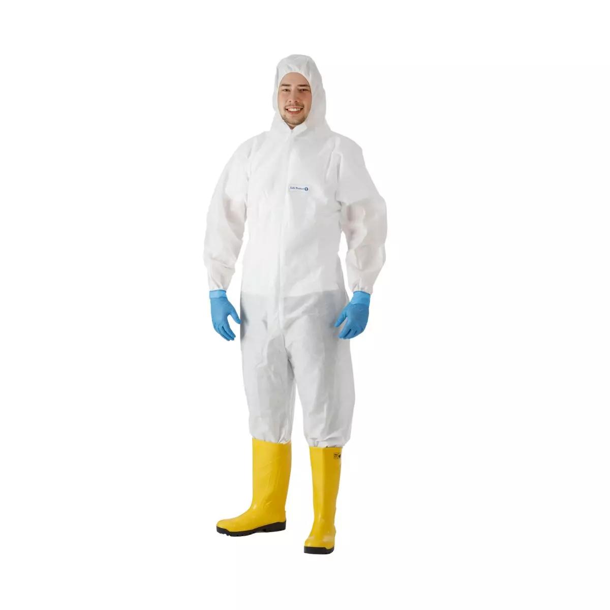 Ein Mann trägt den Schutzoverall MED COMFORT Safe Protect 1 aus leichtem, reißfestem, atmungsaktivem SMS-Material mit Kapuze und hält blaue Handschuhe.