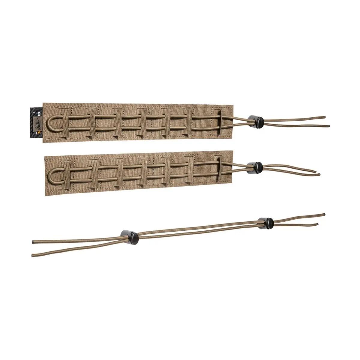 Beige Fixierbänder mit rechteckigen Schlitzen, verbunden durch schwarze elastische Kordeln mit Endstücken, aus robustem Gewebe.