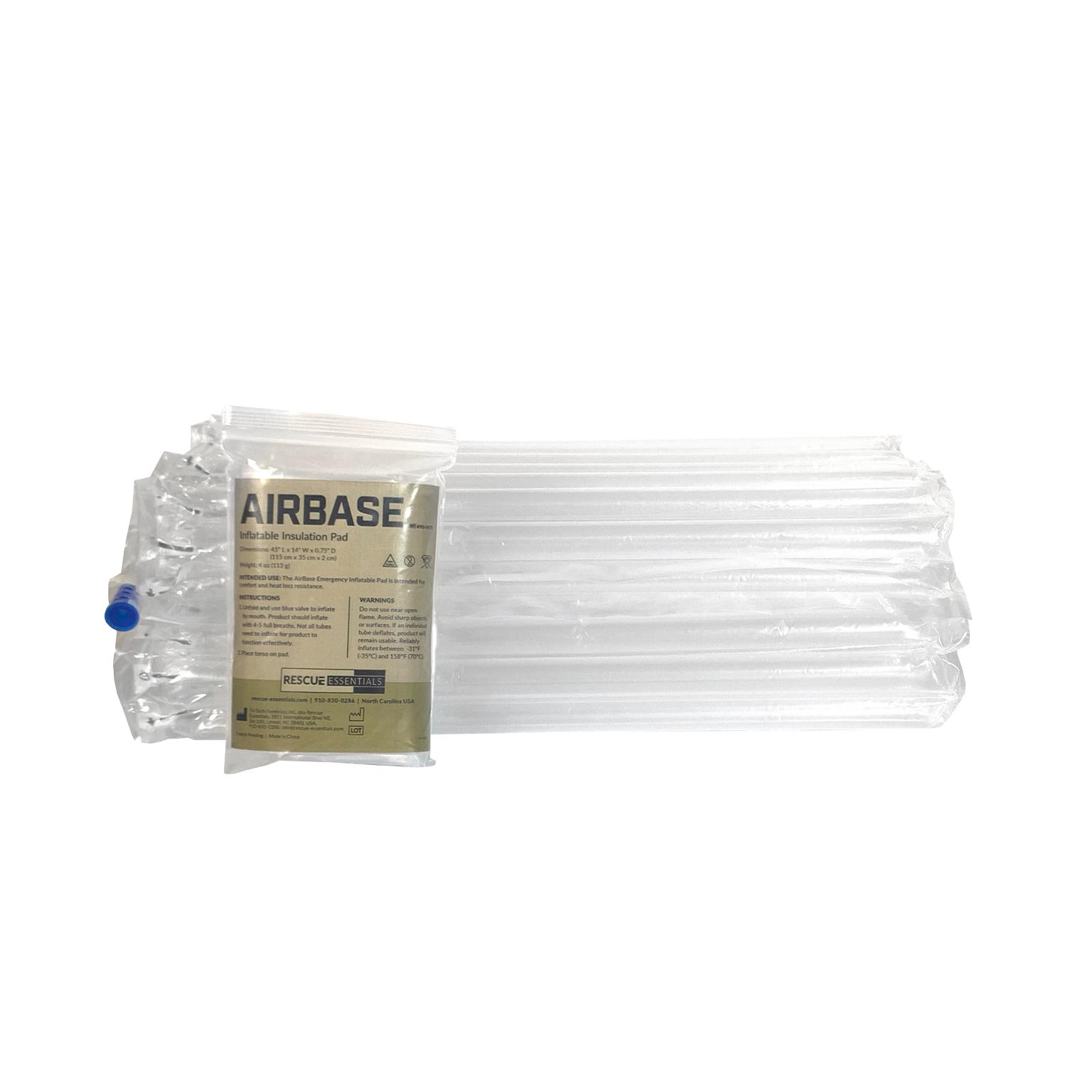 Rescue Essentials® AirBase Aufblasbare Isoliermatte mit unabhängigen Luftkammern und deflationsresistenter Säulenstruktur neben der weißen Verpackung.