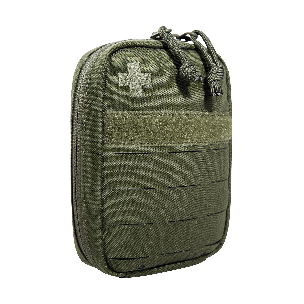 Olivgrüne TT Tac Pouch Medic Erste-Hilfe-Tasche mit weißem Kreuz, Reißverschluss und zwei sichtbaren Kordeln, aufrecht stehend.