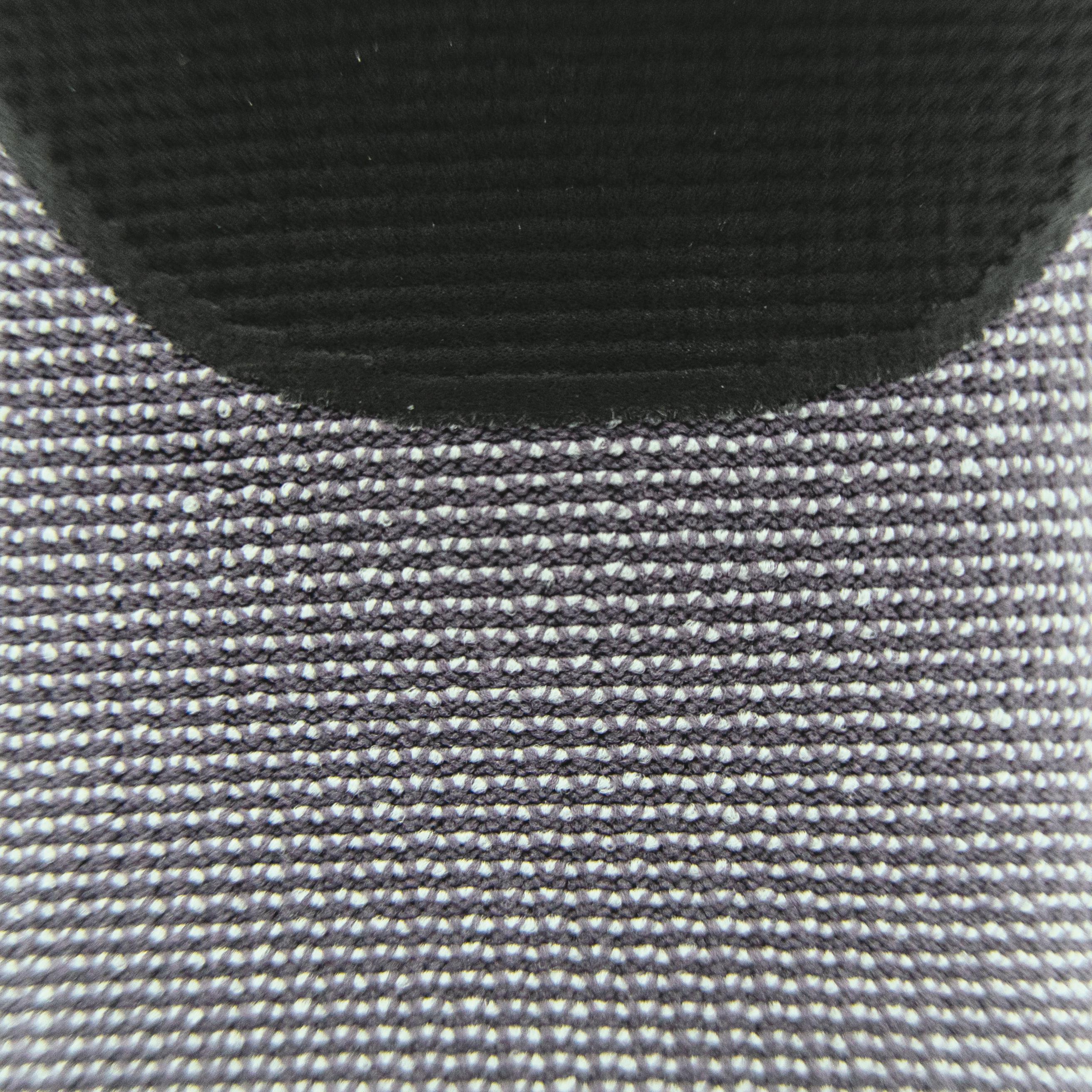 Nahaufnahme des Montagehandschuh WERO WorkStar Dots, 12 Paar - 8 mit strukturierter, grau-weißer Gewebeoberfläche und schwarzem Nitrilband am oberen Rand.