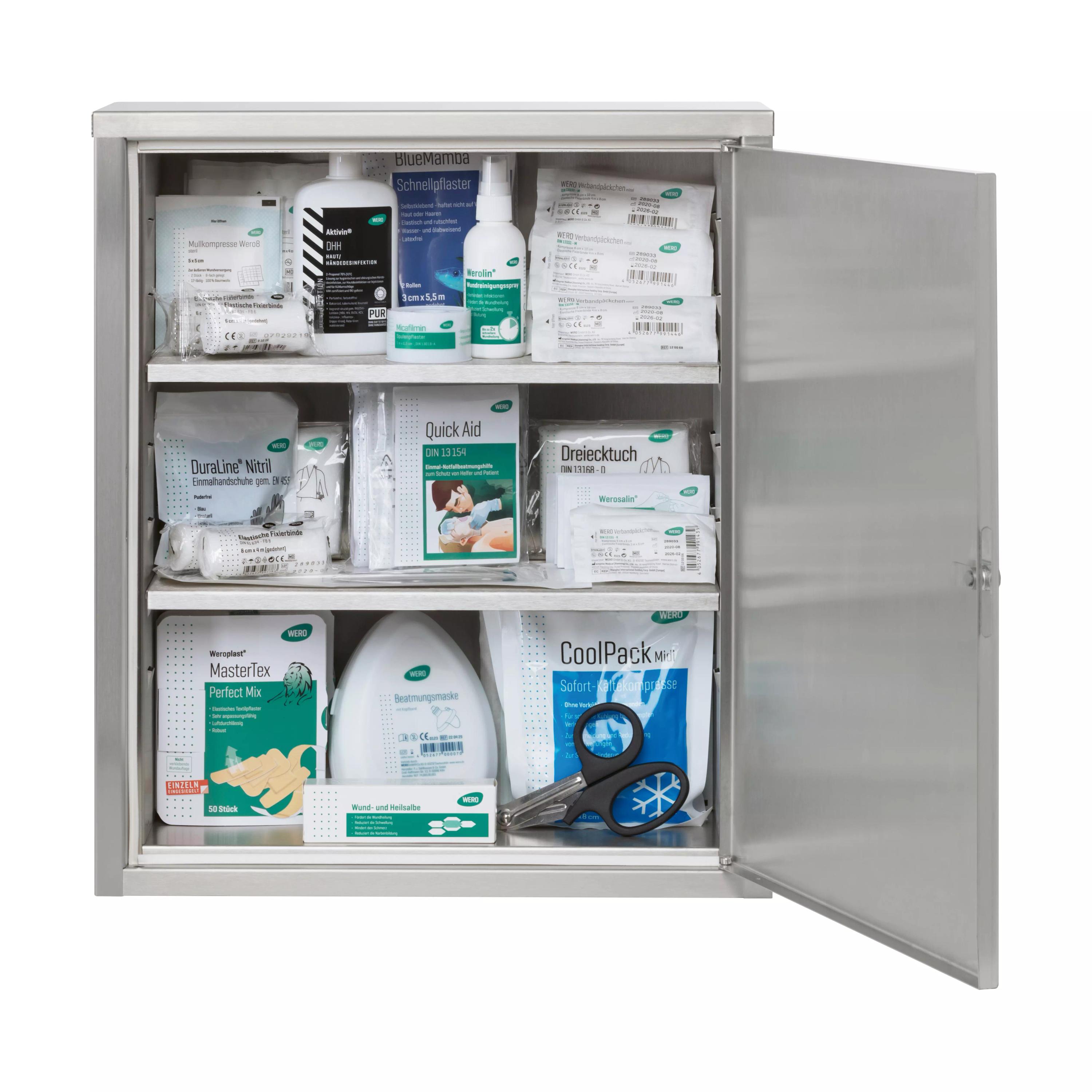 WERO Verbandschrank Maxi V2A 400 aus silbernem Metall, geöffnet mit drei Regalböden und befüllten Erste-Hilfe-Sets sowie schwarzen Scheren.