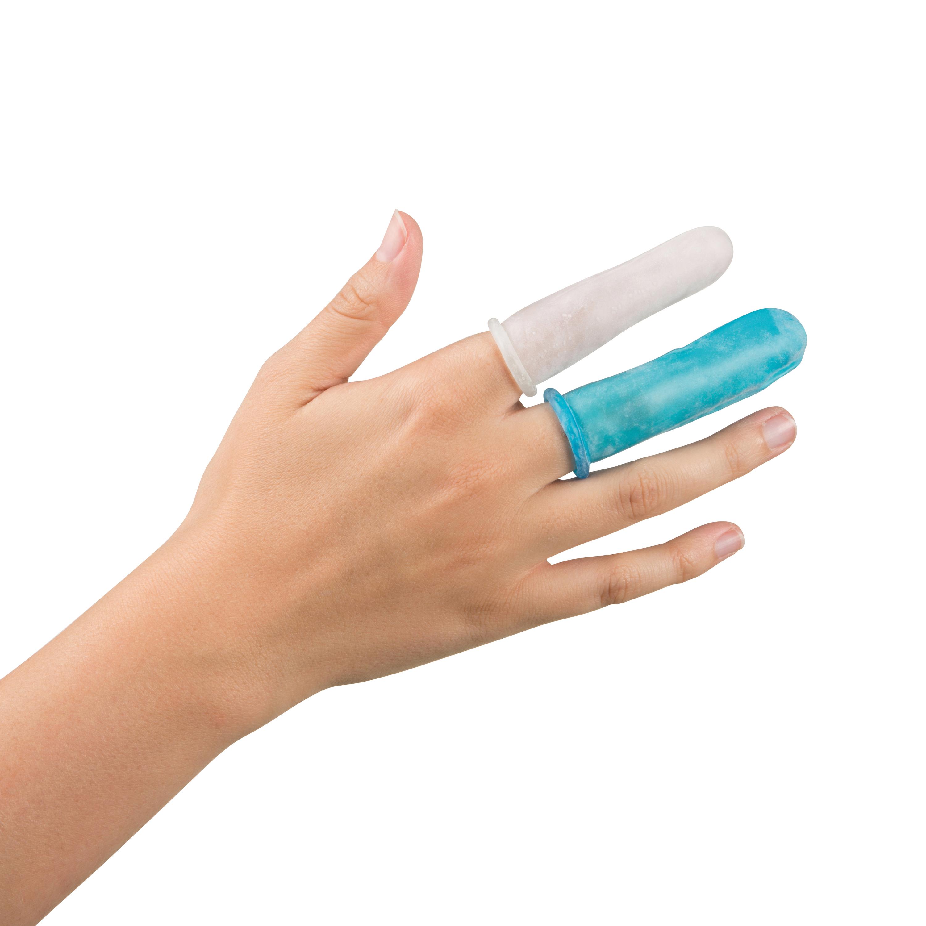 Eine Hand trägt blaue Sander® Fingerlinge - Blau, Frauen (15 mm) an beiden Zeigefingern, die sauber und unbenutzt wirken.