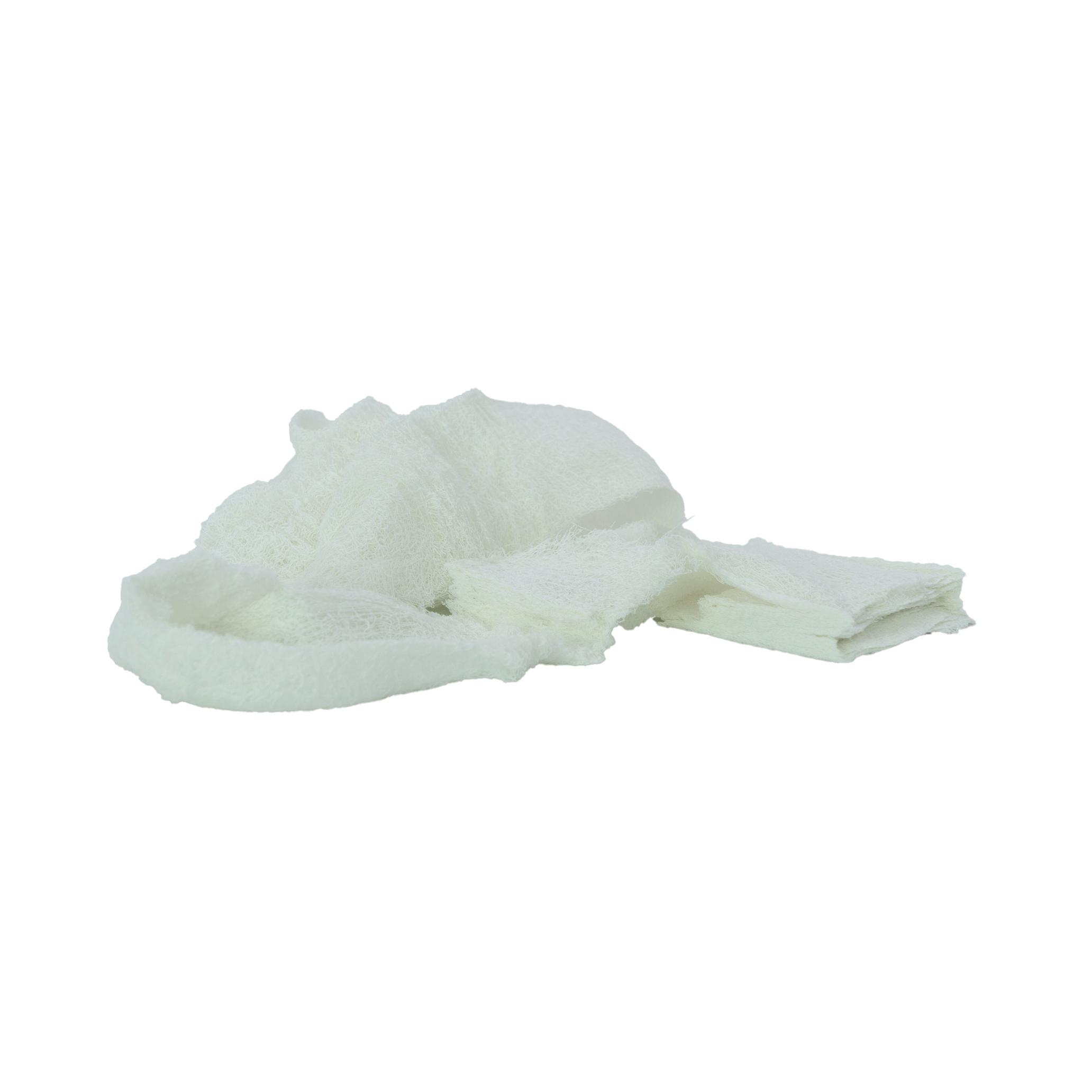 Weiße, leicht geknitterte WERO MED-X® Tactical Compressed Gauze® aus 100 % Baumwolle mit sichtbarer Struktur und starker Saugfähigkeit.