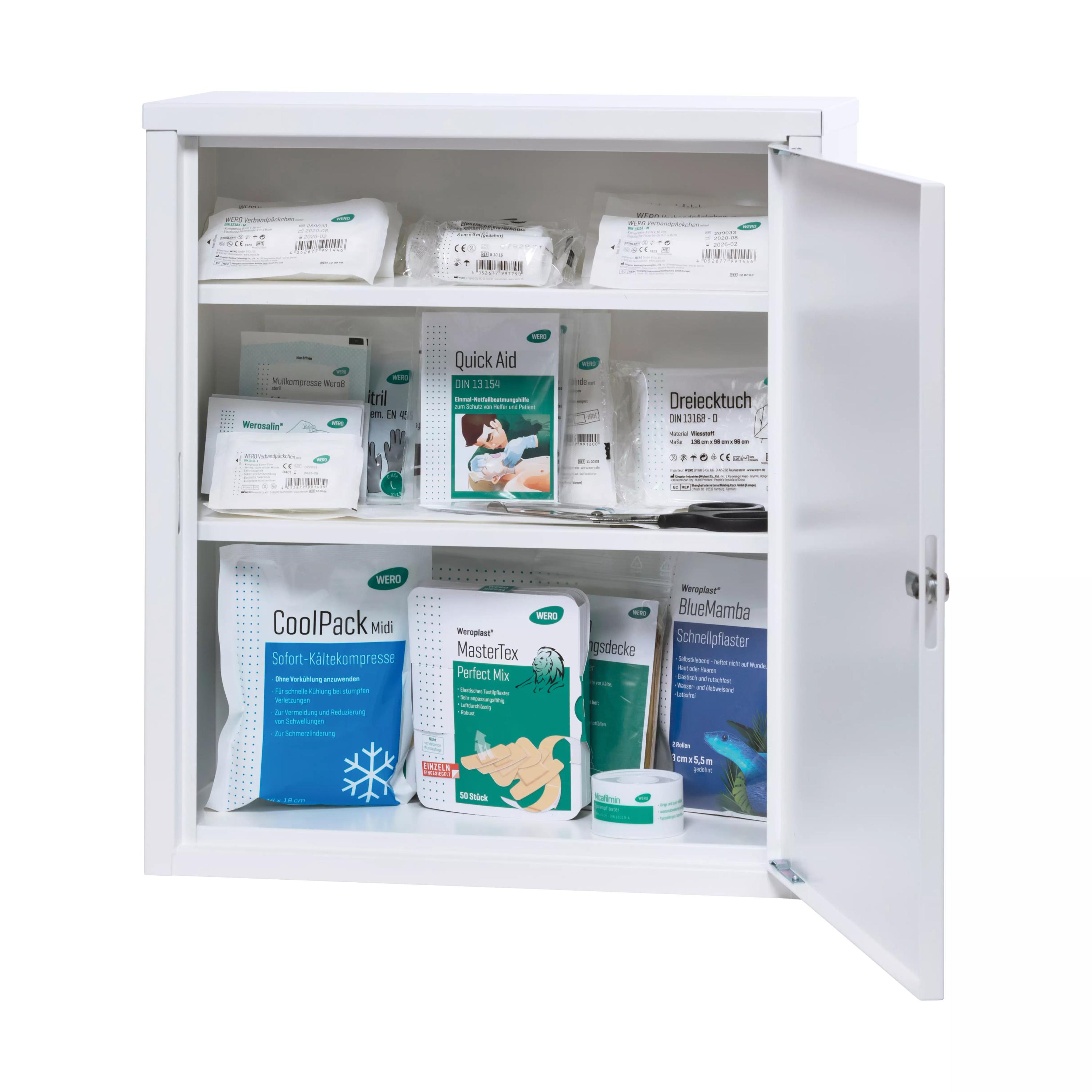 Weißer Medizinschrank mit geöffnetem Türspalt, bestückt mit Verbandsmaterial, Kühlpads, Wundreiniger, Salben und beschrifteten Fächern.