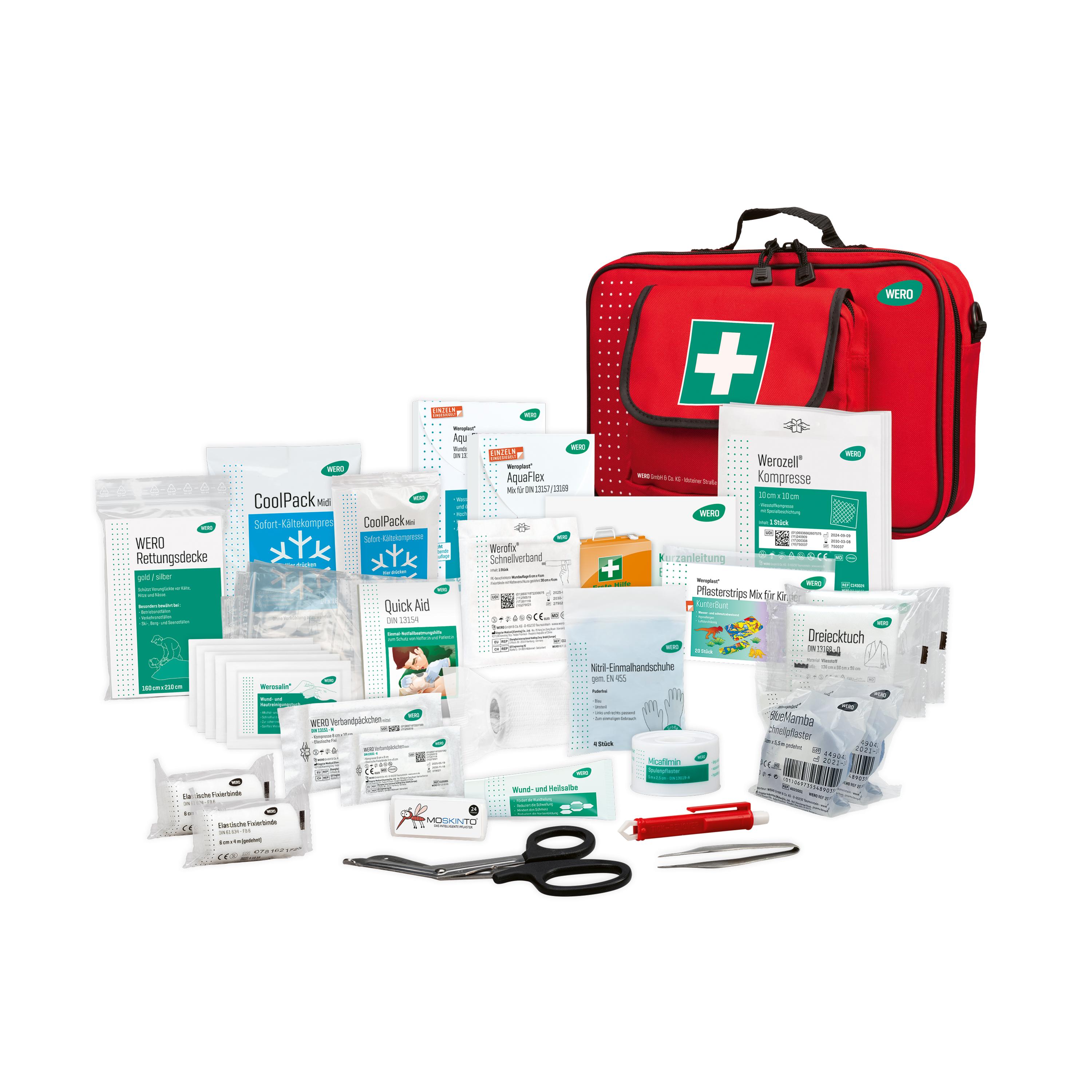 Eine WERO Erste-Hilfe-Tasche groß - Sani-To-Go ist geöffnet, zeigt zahlreiche Pflaster, Kompressen und Zubehör wie Schere und Notfalldecke.