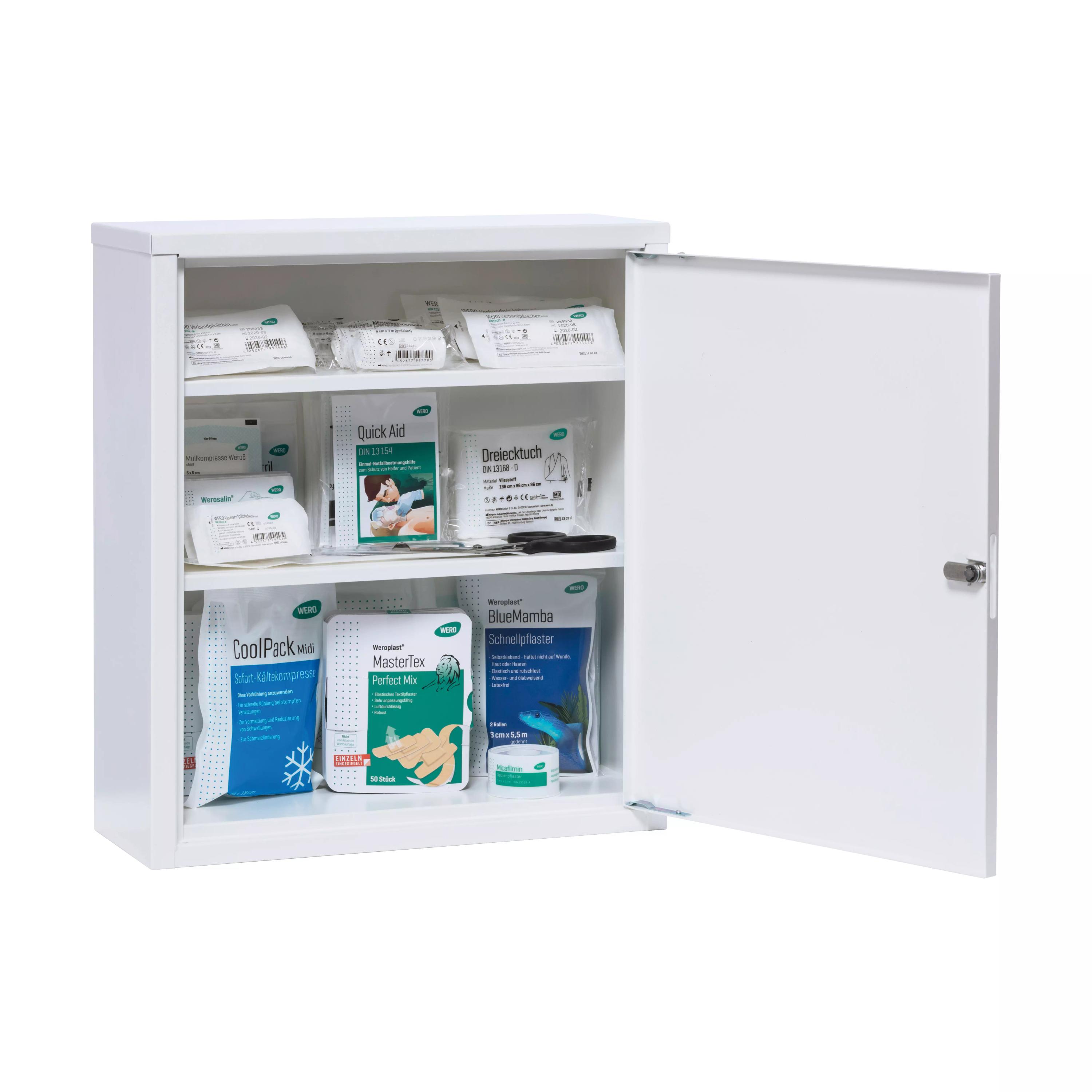 Weißer Medizinschrank mit zwei Regalböden, bestückt mit verschiedenen Verbandpäckchen, Pflastern und medizinischem Klebeband.