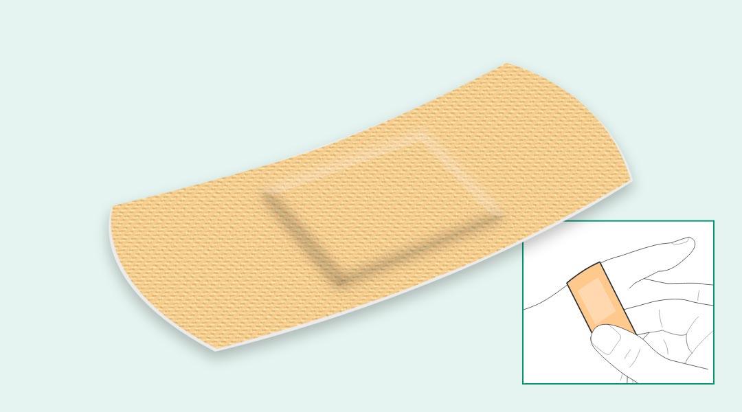 Ein hautfarbener Pflasterstrip auf weißem Hintergrund inkl. Anwendungsbeispiel