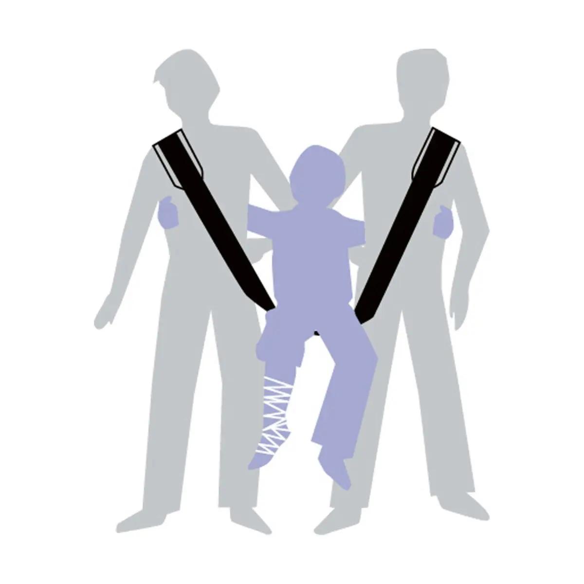 Zwei Erwachsene tragen ein Kind in einem Rettungssitz mit breiten Polstern und Beckengurt, das Kind wird von weißen Gurten sicher gehalten.