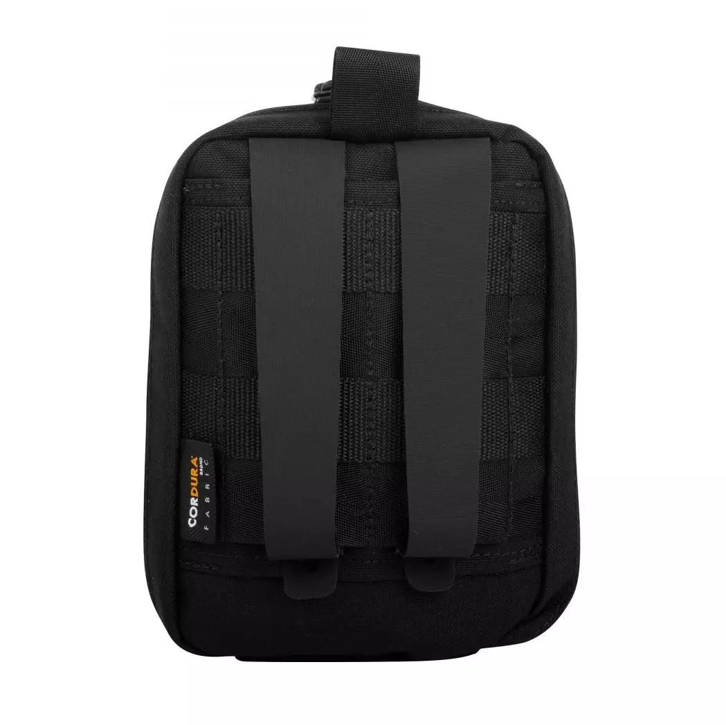 Schwarze taktische Tasche aus wasserabweisendem Material mit zwei verstellbaren Tragegurten, einem Griff und perforierten Stoffeinsätzen.