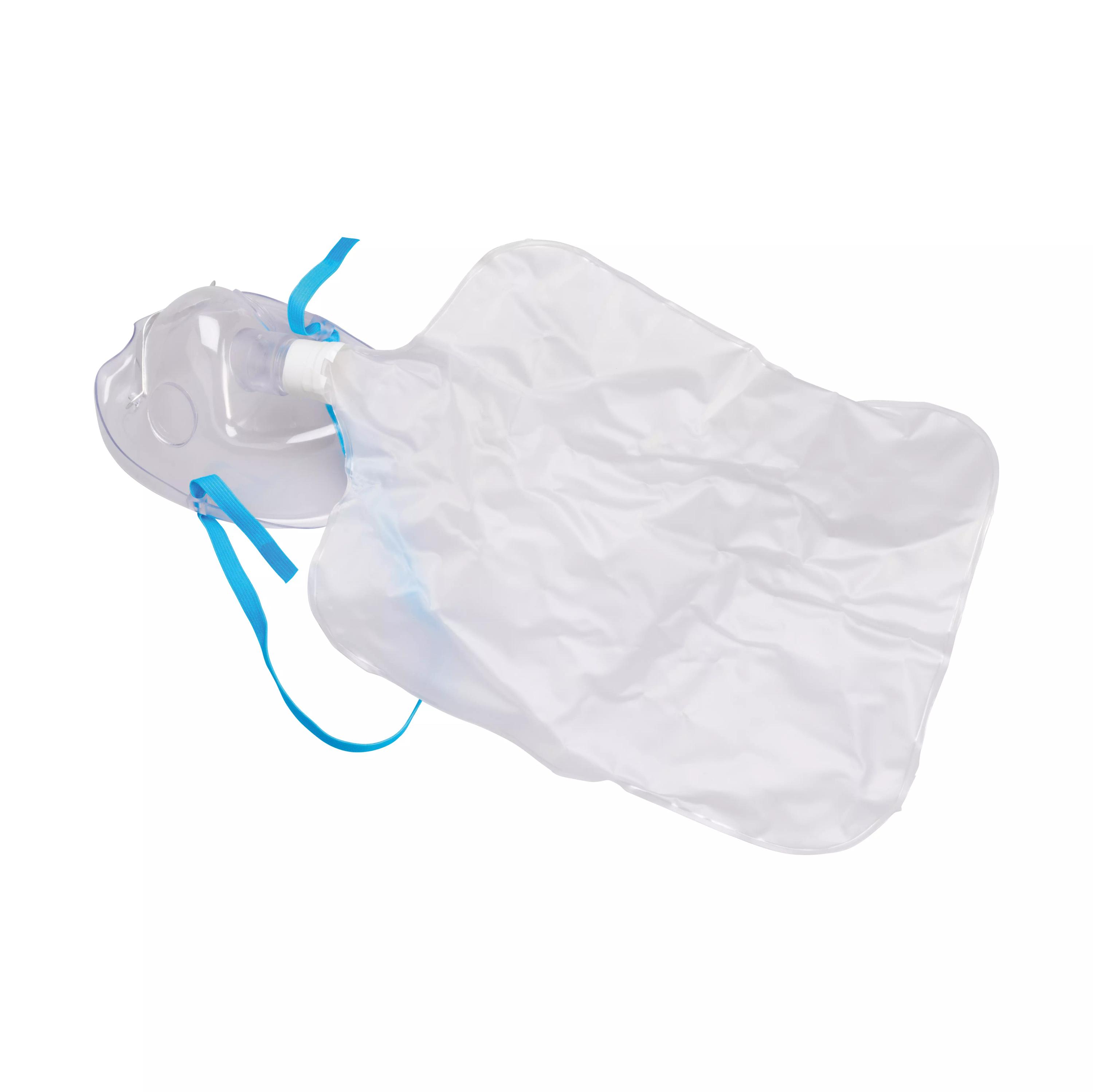 Eine transparente Hyperventilationsmaske mit individuell anpassbarer Nasenklammer, großvolumigem Rückatembeutel und flexiblem Kopfband liegt flach.