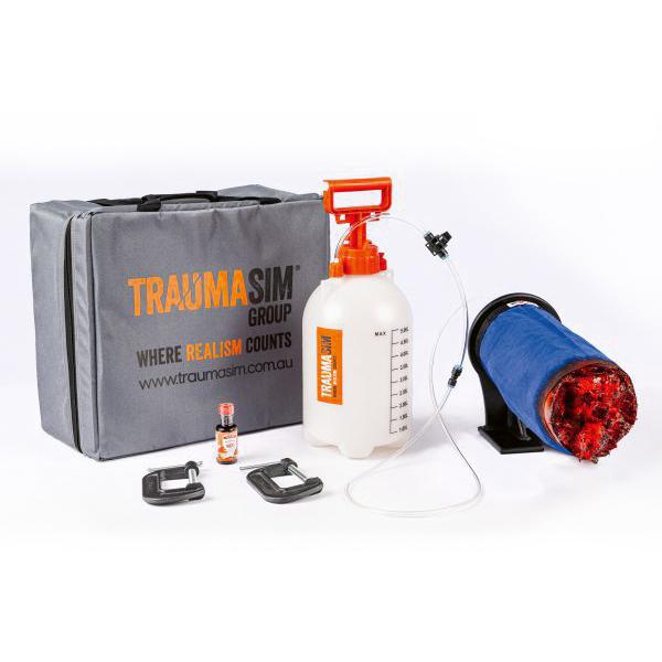 Der TRAUMASIM® Emergency Tourniquet Trainer - Stück ist als Trainingsset mit Trainingsgerät, Sprayflasche, kleiner Flasche, Werkzeugen und Transporttasche abgebildet.