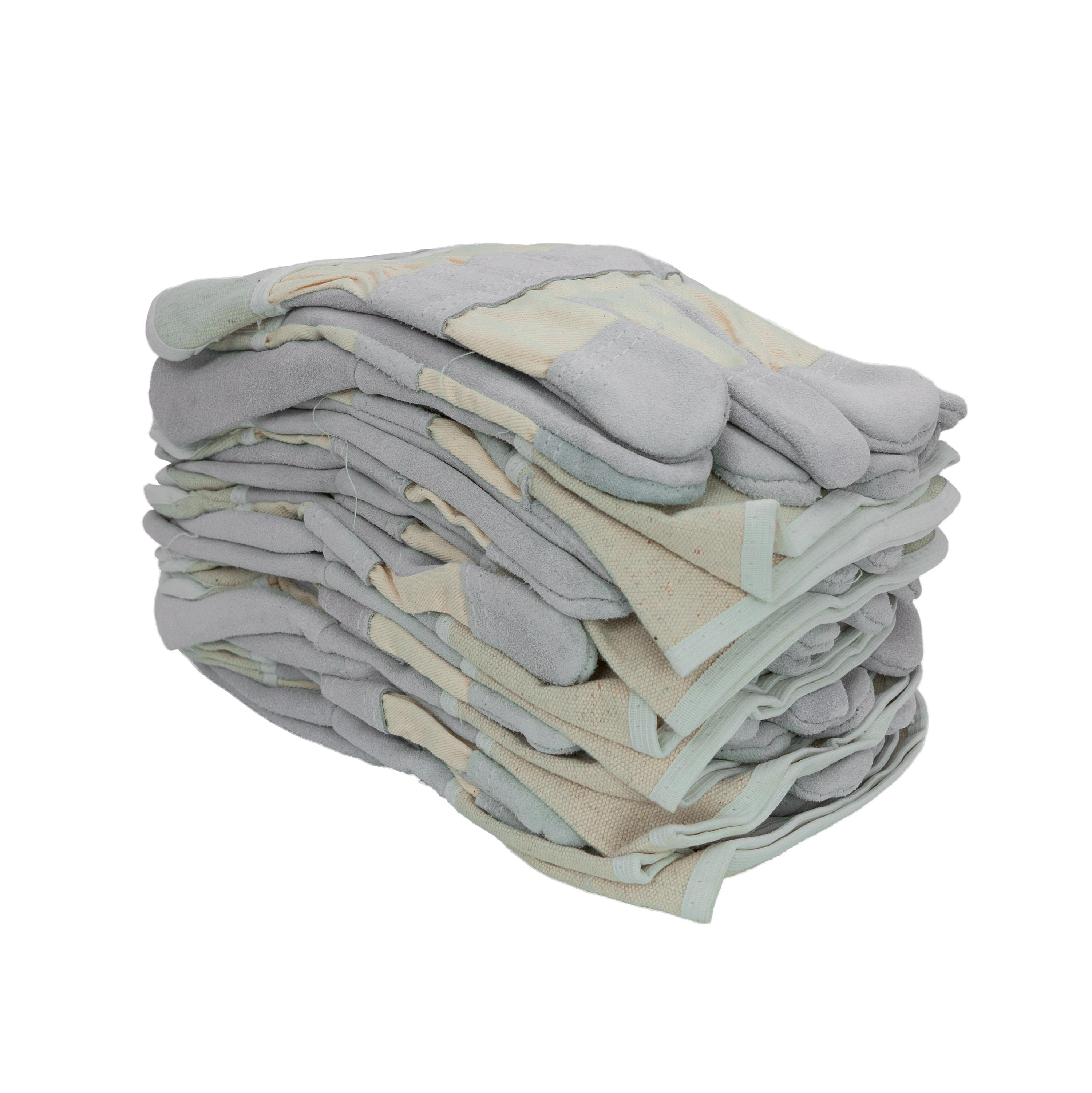 Mehrere übereinander gestapelte Rindspaltlederhandschuhe, naturfarben, ca. 26 cm lang, an Innenhand und Fingern mit Baumwolle gefüttert.