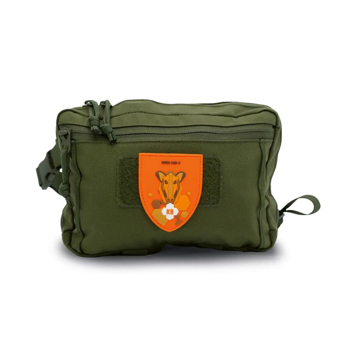Ein WERO MED-X® Hunter Medic Pack K9 in kräftigem Grün mit schwarzem Reißverschluss, verstellbarem Gurt und Katzenkopf-Patch auf der Front.