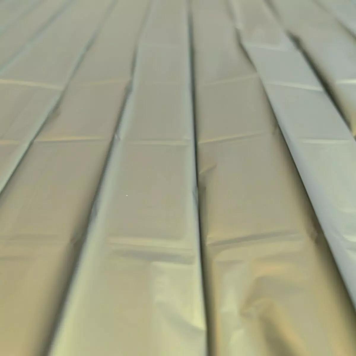 Nahaufnahme der strukturierten Oberfläche einer WERO MED-X® Rettungsdecke aus flexiblem, leichtem Material mit parallel verlaufenden Linien.