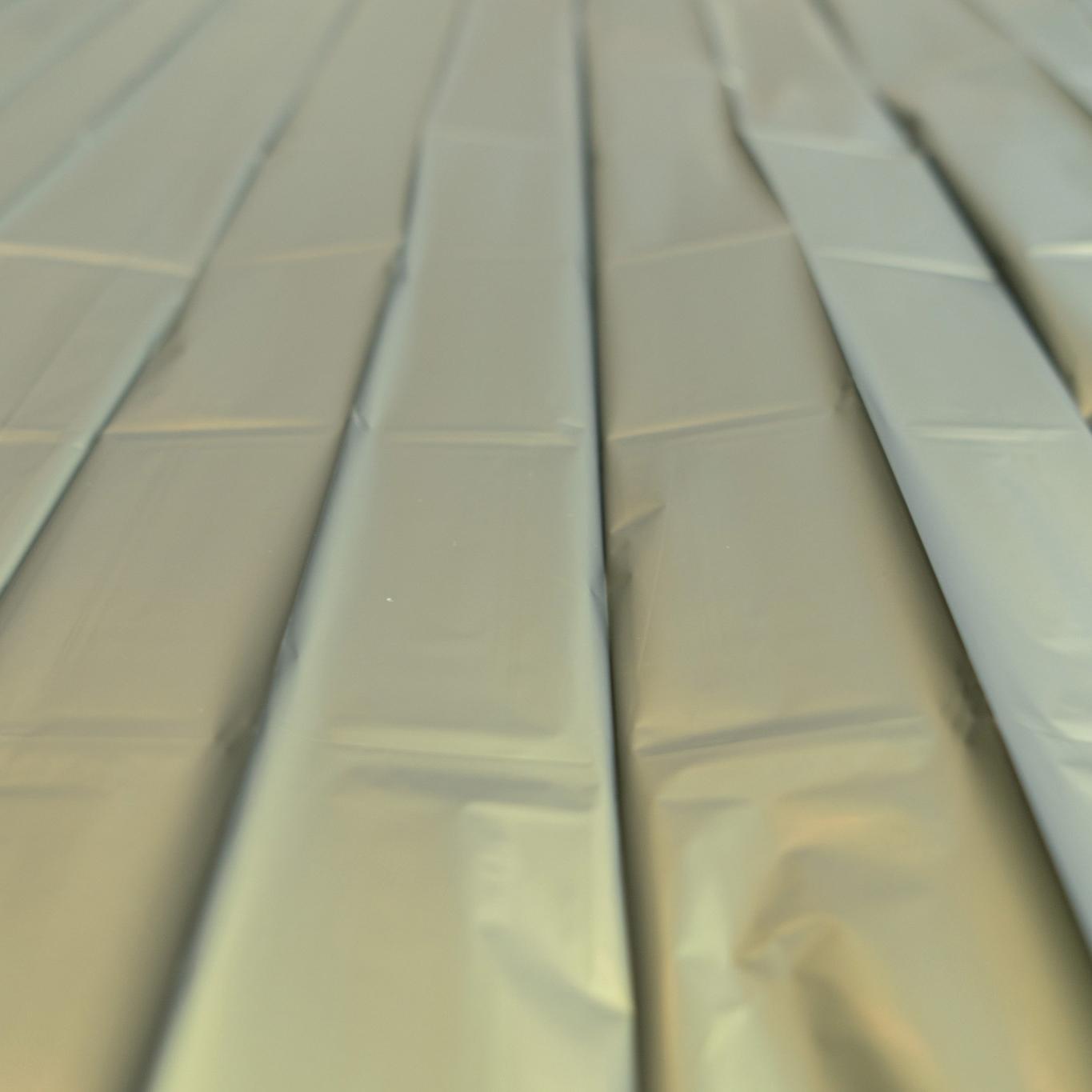 Nahaufnahme der strukturierten Oberfläche einer WERO MED-X® Rettungsdecke aus flexiblem, leichtem Material mit parallel verlaufenden Linien.