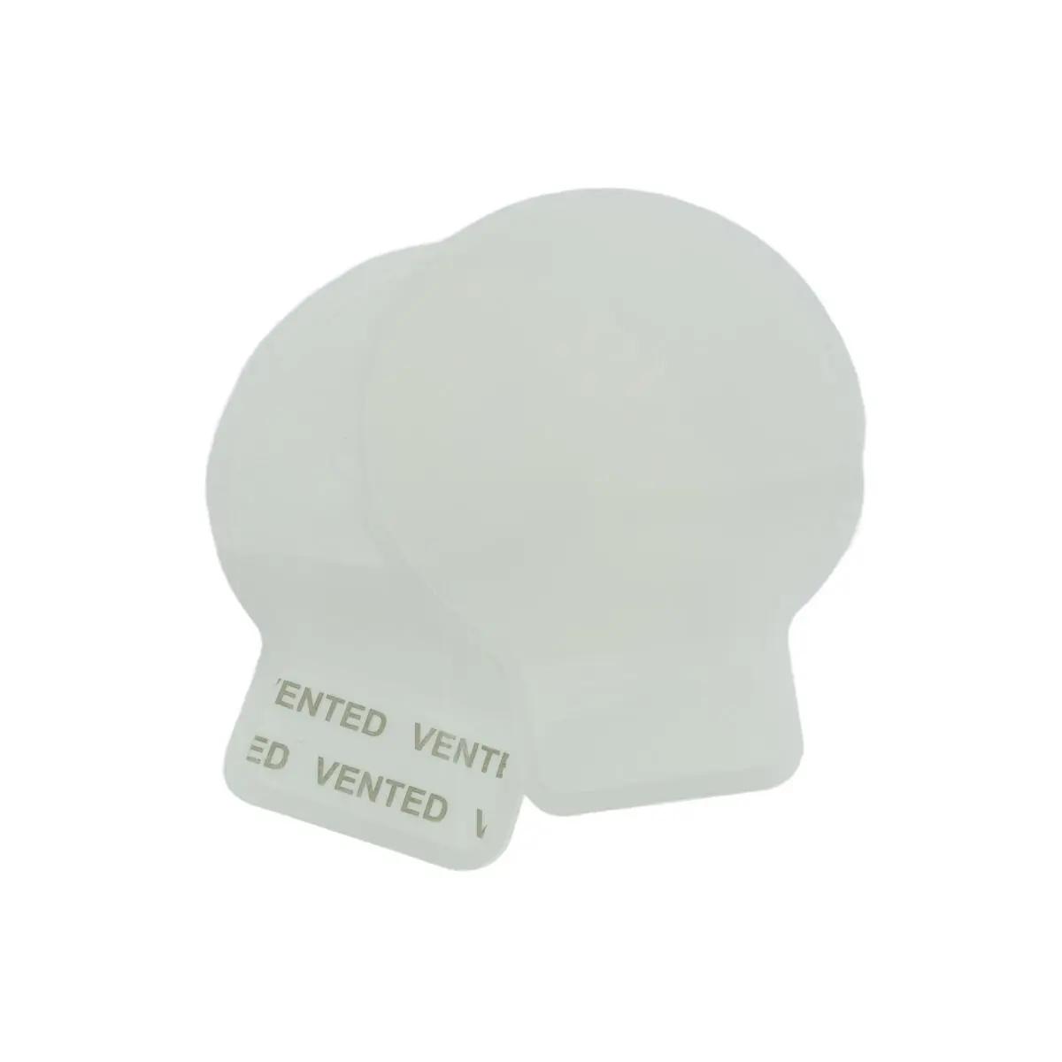 Zwei runde Beacon™ Chest Seal Combo Pflaster, eines mit Entlüftungsventil und Richtungspfeil, eines ohne Ventil, beide mit ergonomischem Design.