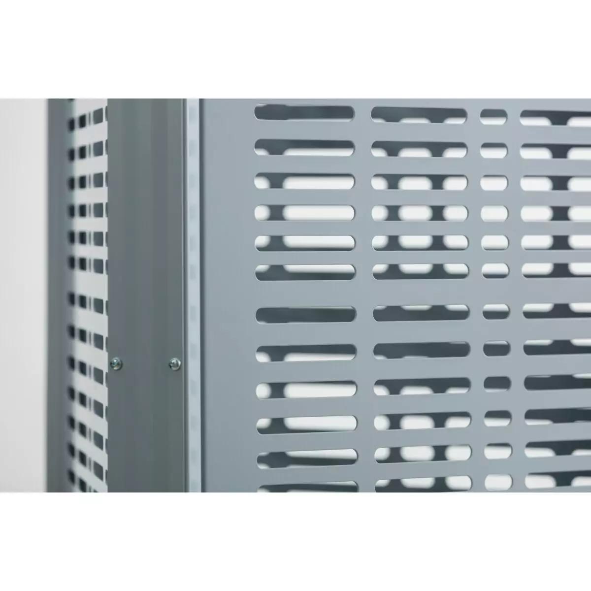 Nahaufnahme einer Weroflex® Station - 3-Seiten Komplett-Set Metallfront mit rechteckigen und ovalen Lochungen, verschraubt an zwei Punkten.