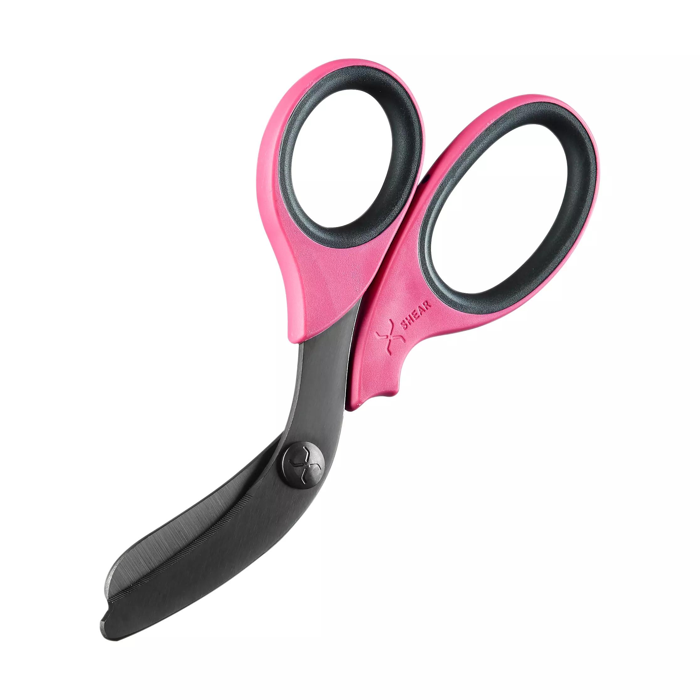Traumaschere XSHEAR® - Pink mit gehärteten, schwarzen Edelstahlklingen, mattierter BLACK TITANIUM-Beschichtung und patentierter stumpfer Spitze.