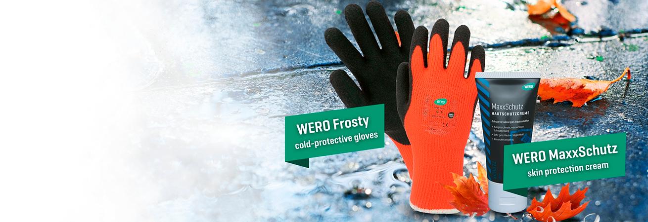 Zwei orange-schwarze Frosty Kälteschutzhandschuhe von WERO neben einer Tube MaxxSchutz Hautschutzcreme vor blauem Hintergrund