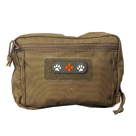 Braune Nylon-Tasche Patch Lasercut K9 + rotes Kreuz mit Frontreißverschluss, Trageschlaufe und Patch mit Pfotenabdrücken sowie rotem Kreuz.