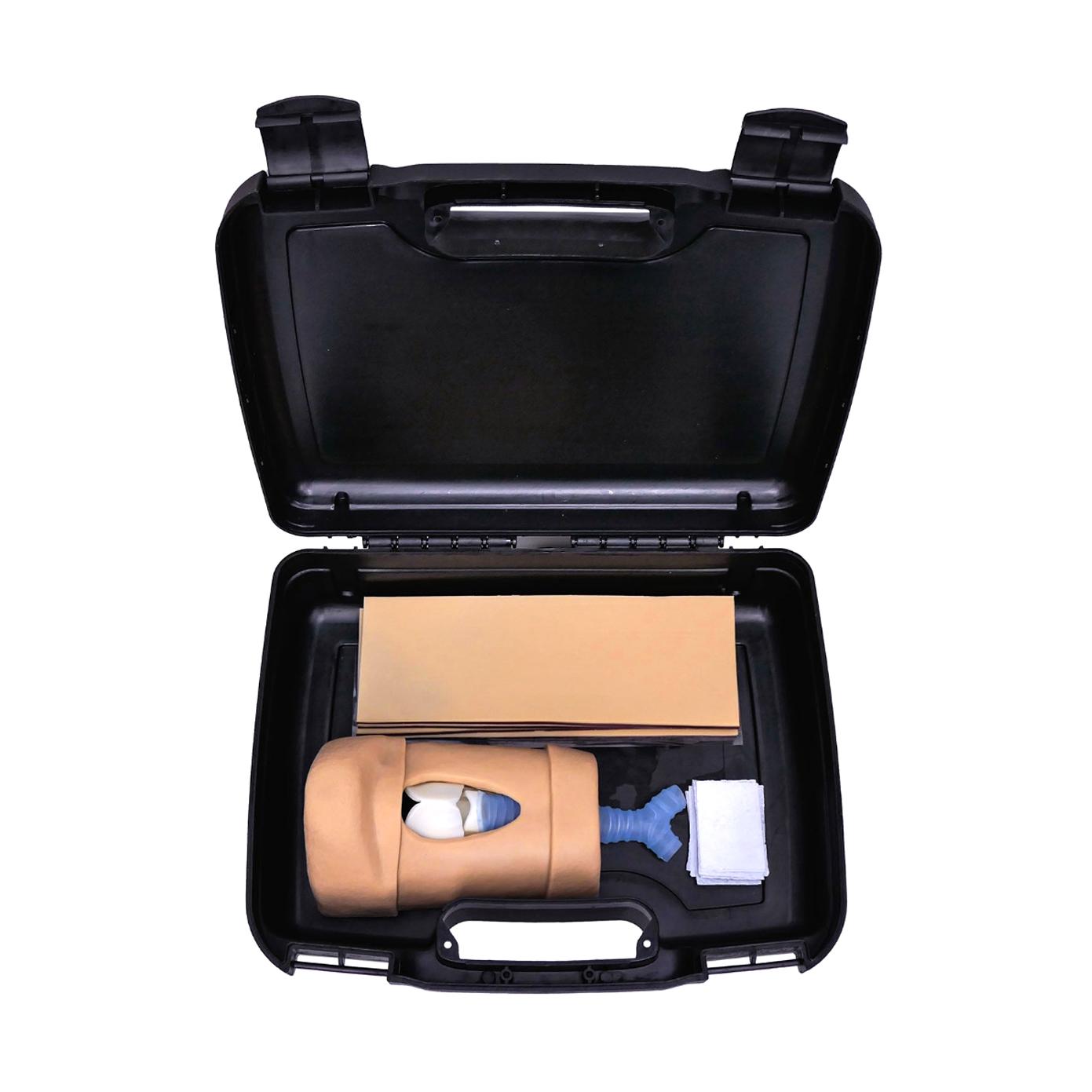 Offener Techline Cric-/Koniotomie-Trainer mit beige Mannequin-Torso, simulierten Haut- und Membranen sowie Zubehör im schwarzen Hartschalenkoffer.