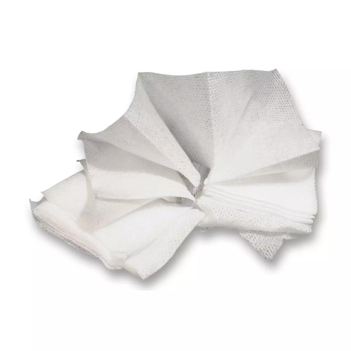 Gefaltete TrueClot® Trainingsgaze aus weißem, strukturiertem Stoff, präzise zum Dreieck gelegt und mit klar sichtbarer Textur.