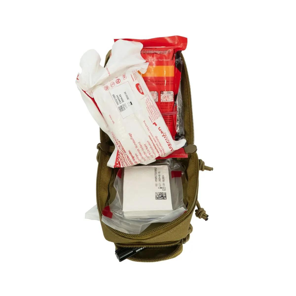 Ein geöffneter WERO MED-X® Mini Notfallrucksack zeigt ordentlich verstaute Verbände, Kompressen und Erste-Hilfe-Utensilien in kompaktem, taktischem Design.