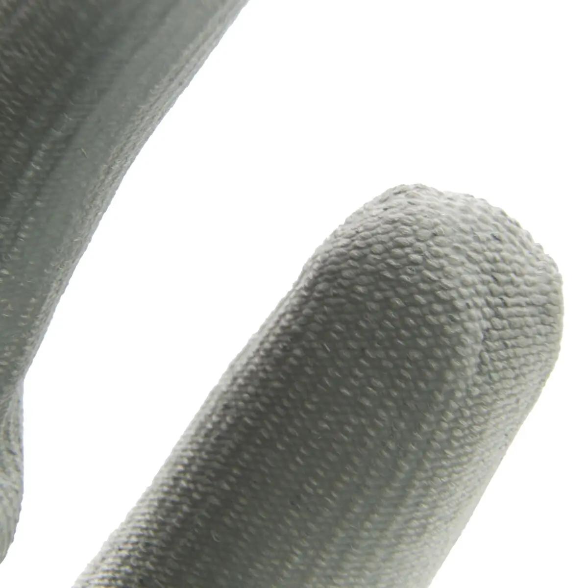 Ein grauer Schnittschutzhandschuh WERO Diamant - CUT B, Größe 8, aus HPPE-Faser mit deutlich sichtbarer, gestrickter Struktur und leicht gekrümmten Fingern.