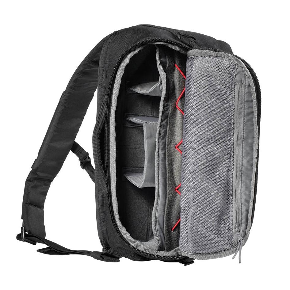 5.11 UCR SLINGPACK, geöffnet mit großem Hauptfach, Gummizug-Innenfächern und quer laufendem Sicherheitsgurt sichtbar.