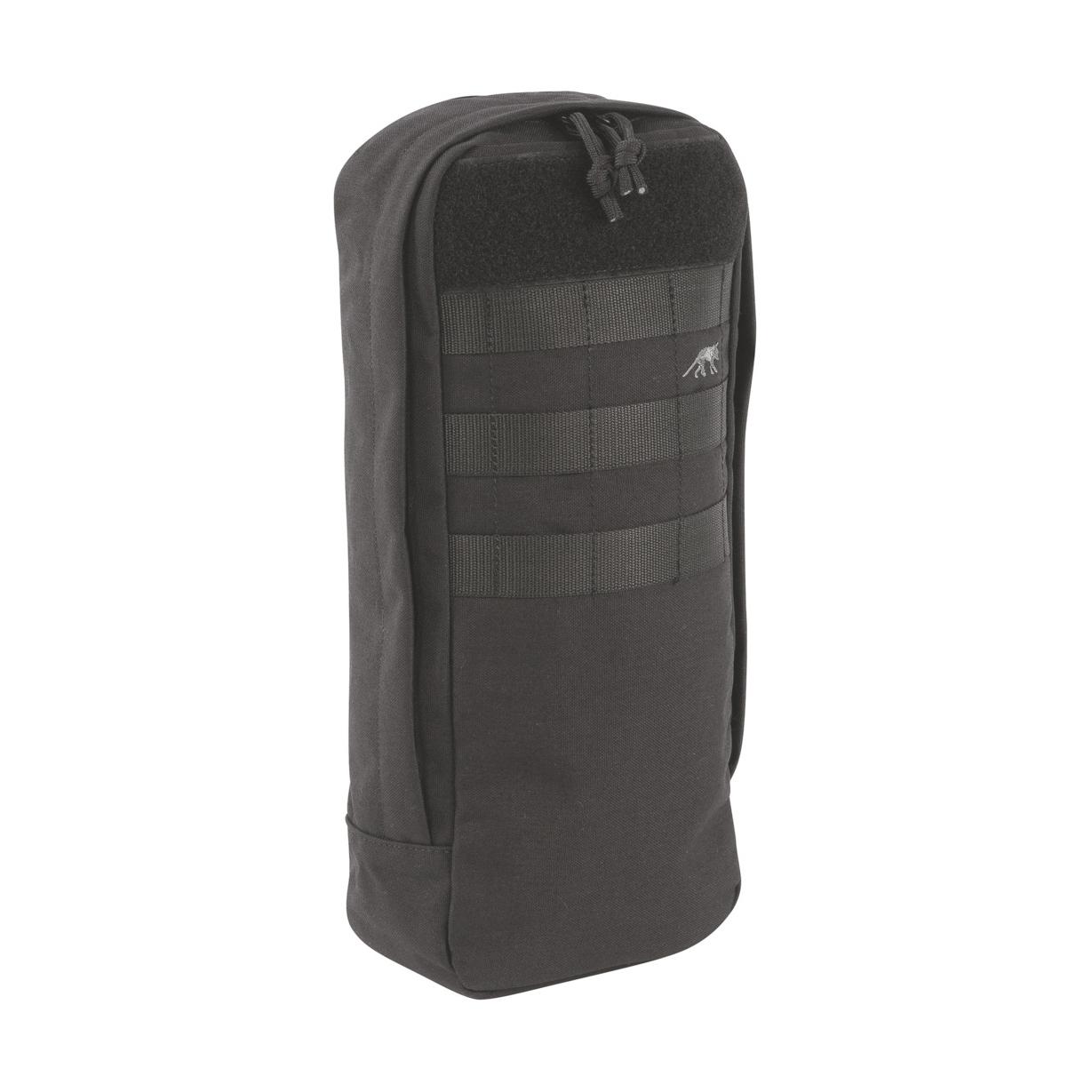 Eine stehende TT Tac Pouch 8 SP aus robustem Material mit mittigem Reißverschluss, verstärktem Überschlag und mehreren Frontfächern.