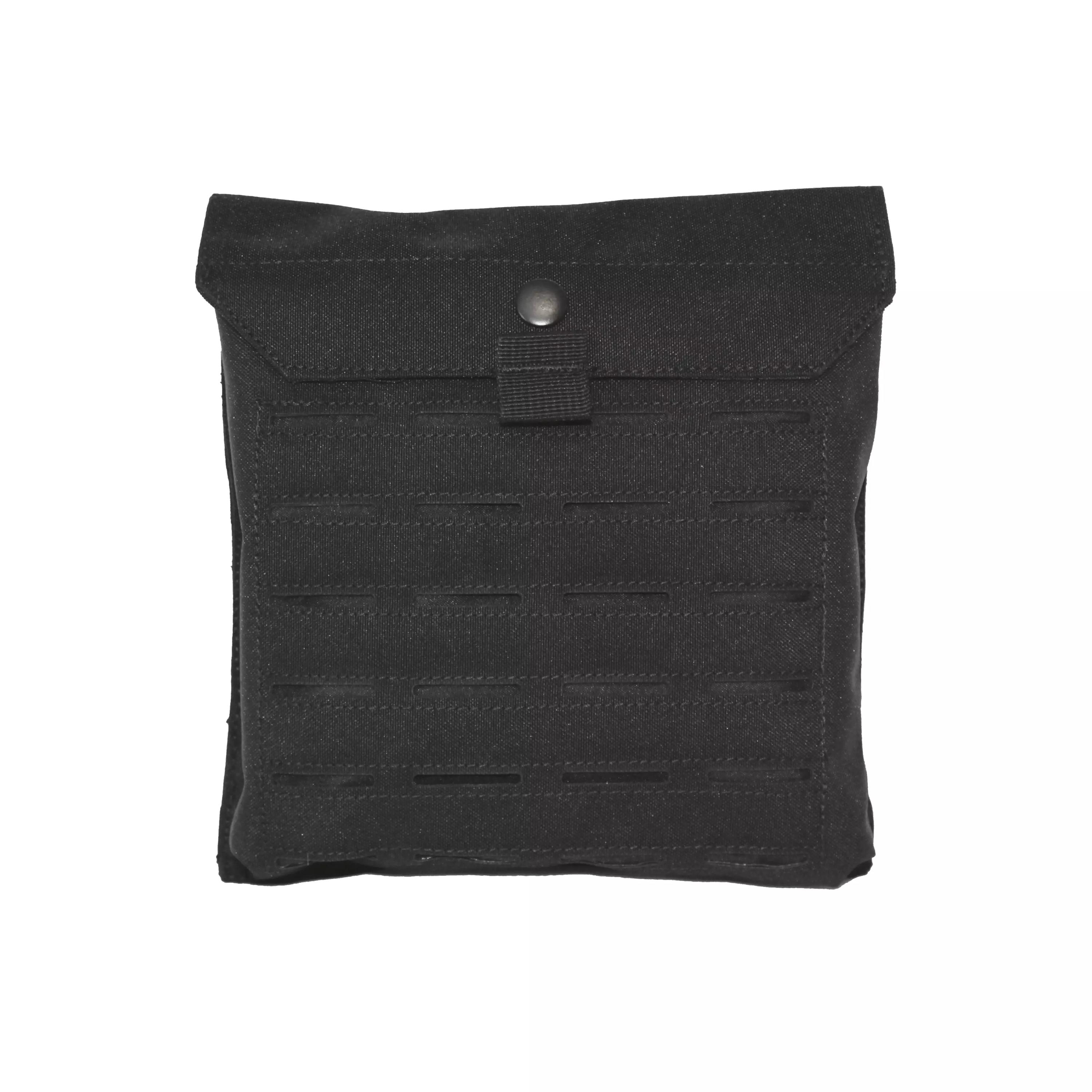 Schwarze Tasche für Rescue Essentials QuikLitter™ Lite mit Klappverschluss, MOLLE-Lasercut-Aussparungen und sichtbarem Haltestrap auf weißem Hintergrund.