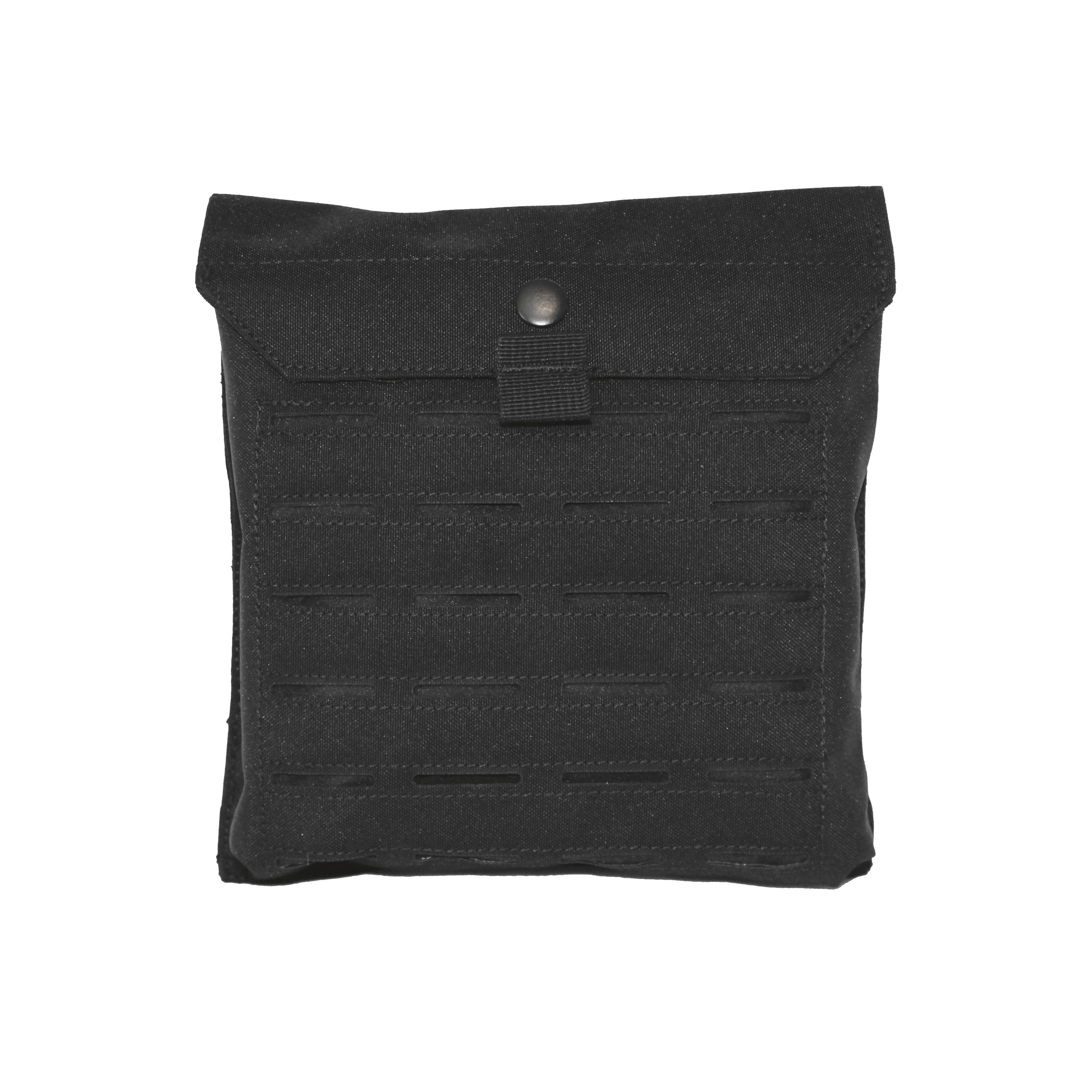 Schwarze Tasche für Rescue Essentials QuikLitter™ Lite mit Klappverschluss, MOLLE-Lasercut-Aussparungen und sichtbarem Haltestrap auf weißem Hintergrund.