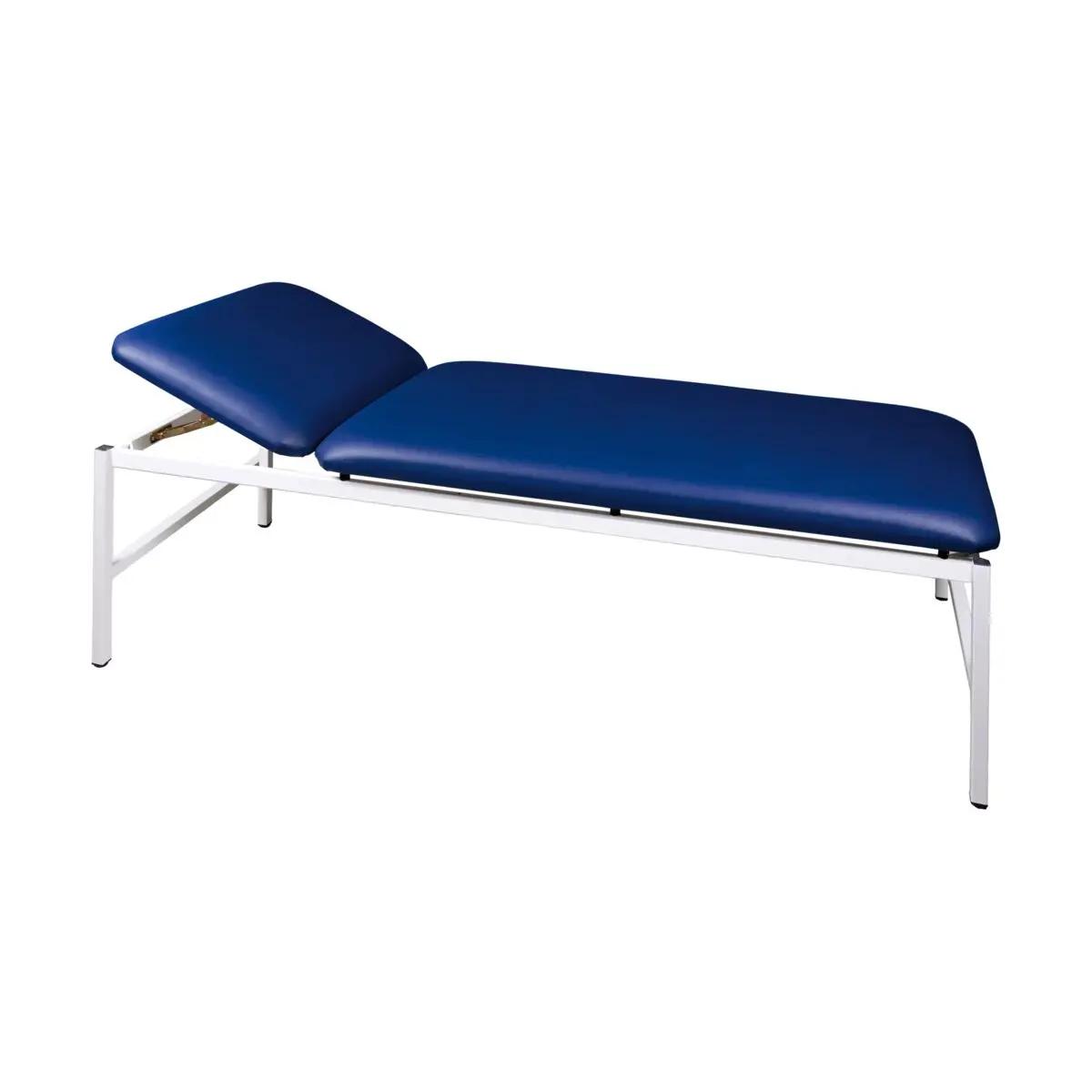 Eine Ruheraumliege Modell 350, Liegefläche 2-teilig - Blau mit dicker, verstellbarer Polsterung und stabilem, weißem Metallgestell in Seitenansicht.