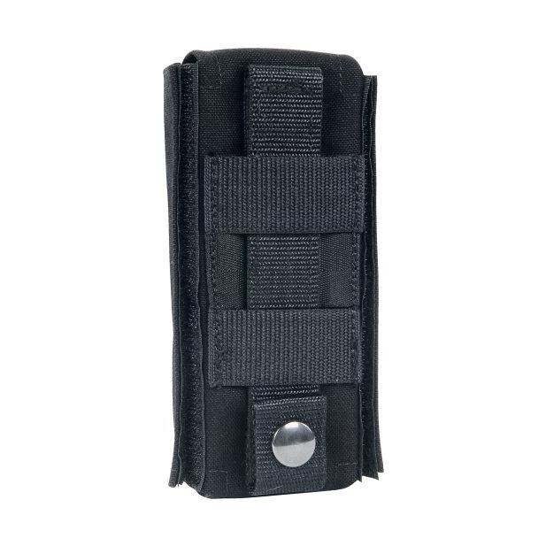 TT Tourniquet Pouch II - Schwarz mit schnellentnehmbarem Verschluss, rechteckig, glatte Oberfläche, silberner Druckknopf vorne.