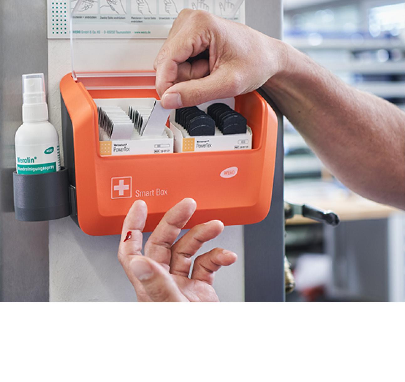 Eine Person nimmt ein Sofortpflaster aus der WERO Smart Box, um seine Wunde am Finger zu versorgen.