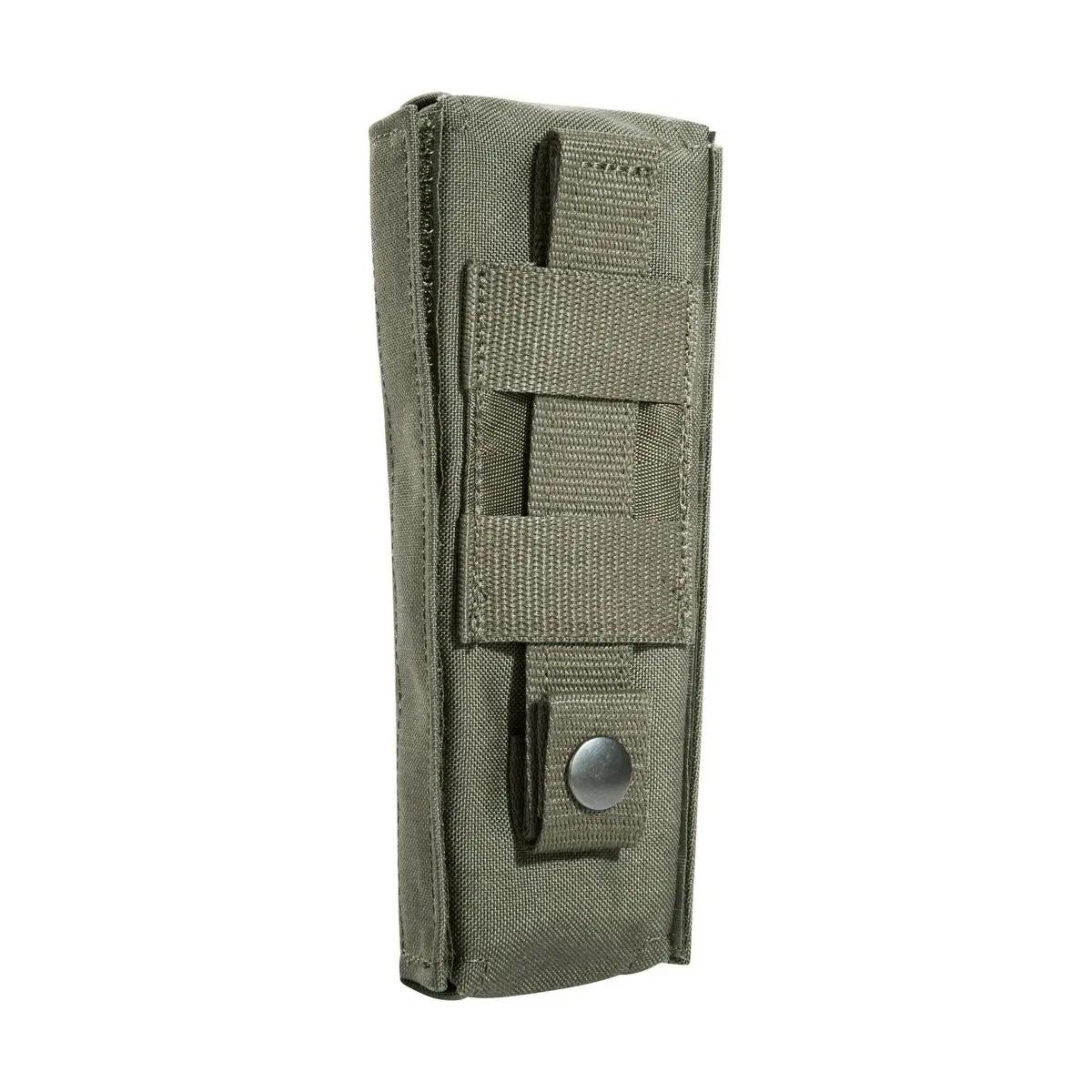 TT Tourniquet Pouch II IRR in dunkeloliv, aus robustem Canvas mit Klappe, Sicherungsgurt und silberfarbenem Druckknopf frontal.