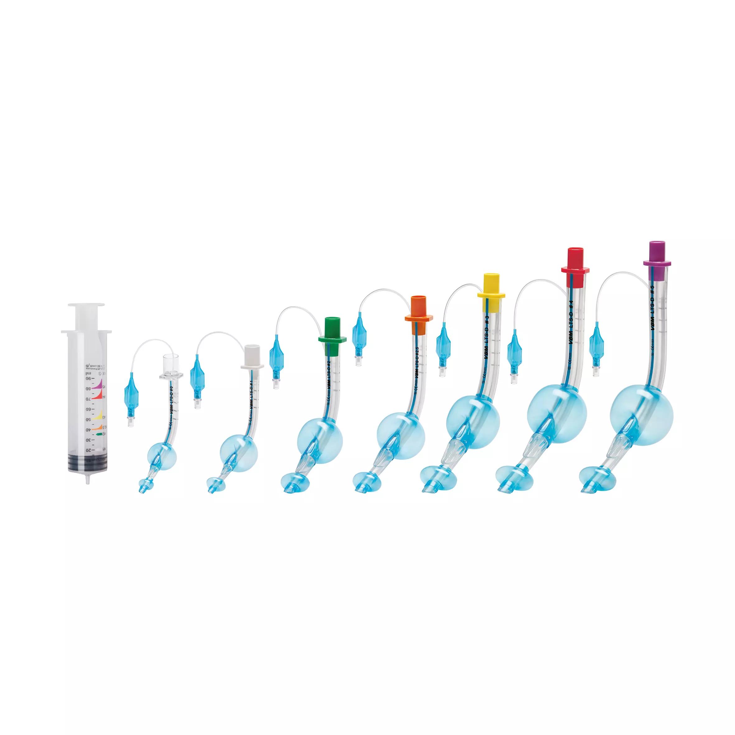 Sieben unterschiedlich große Larynxtubus LTS-D Sets, steril - Kinder, aus PVC mit integriertem Drainage- und Absaugkanal, farbcodiert in einer Reihe angeordnet.