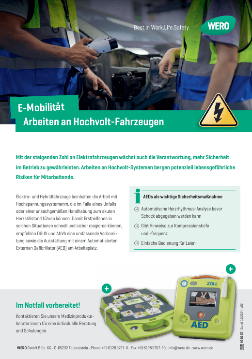 Zwei Arbeiter in Warnwesten bedienen gemeinsam ein Prüfgerät mit Display und Tasten zum sicheren Arbeiten an Hochvolt-Fahrzeugen.